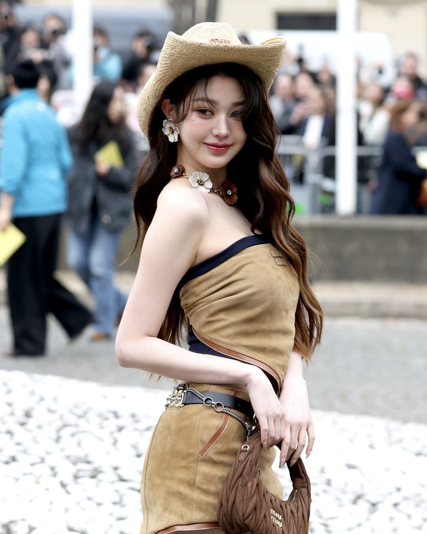 핫껄들은 다 모인 미우미우 쇼✨ 이미지