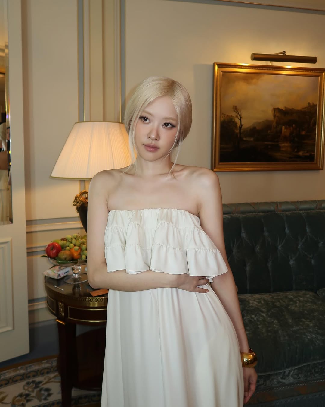 기억해...로제 디즈니 공주미 메이크업✨
로제가 파리 패션위크 생 로랑 FW25쇼에 참여했습니다. 생 로랑 쇼에 참석한 지 하루가 채 지나지 않은 지금, 로제의 머리부터 발끝까지 화제가 되었는데요. 그 중 우아하고, 청순한 메이크업의 비법을 알아봤습니다.
- 입생로랑 메쉬 핑크 쿠션
즉각적으로 피부에 착붙되어 하루종일 로지 글로우 피부 연출 가능.
- 입생로랑 메이크 미 블러쉬 파우더 블러쉬 / 57호 코랄 클래시
컬러풀한 꾸뛰르 케이스에 담긴 블러링 컬러. (로제 Pick) 은은하게 생기를 주는 화사한 코랄 사용.
- 입생로랑 잉크 블러 틴트 / 231호 로즈우드 이모션
부드러운 반투명 필터를 씌운듯한 블러 벨벳 피니쉬. (로제 Pick) 누디한 브라운 컬러에 로즈 한 방울이 들어간 로즈 브라운 컬러 사용.
머리부터 발 끝까지 생 로랑의 고급스러움의 의인화였던 로제!
그 비법을 알았으니 에디터는 로제 손민수하러 갑니다 이만 총총...🏃🏻♀️ 이미지9