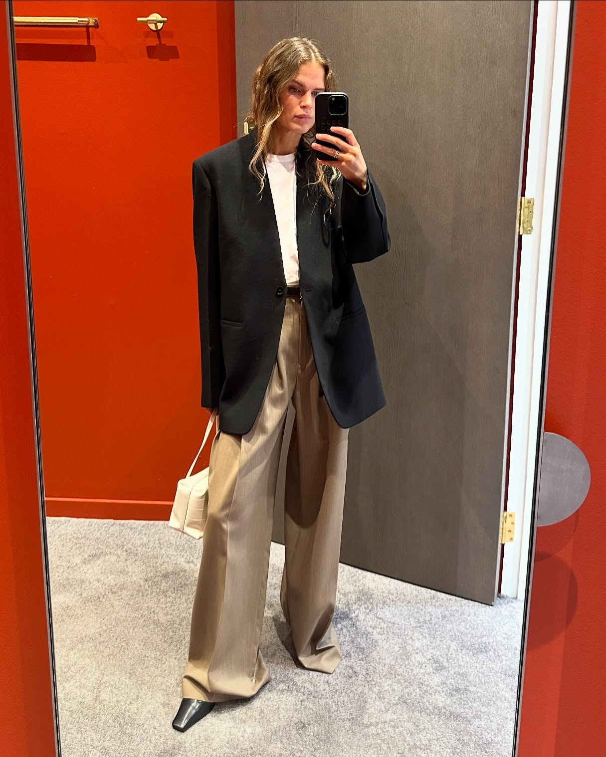 지금 입기 딱인 블레이저 코디법🖤
편한 팬츠와 매치하여 꾸안꾸 코디 완성✨ 이미지2