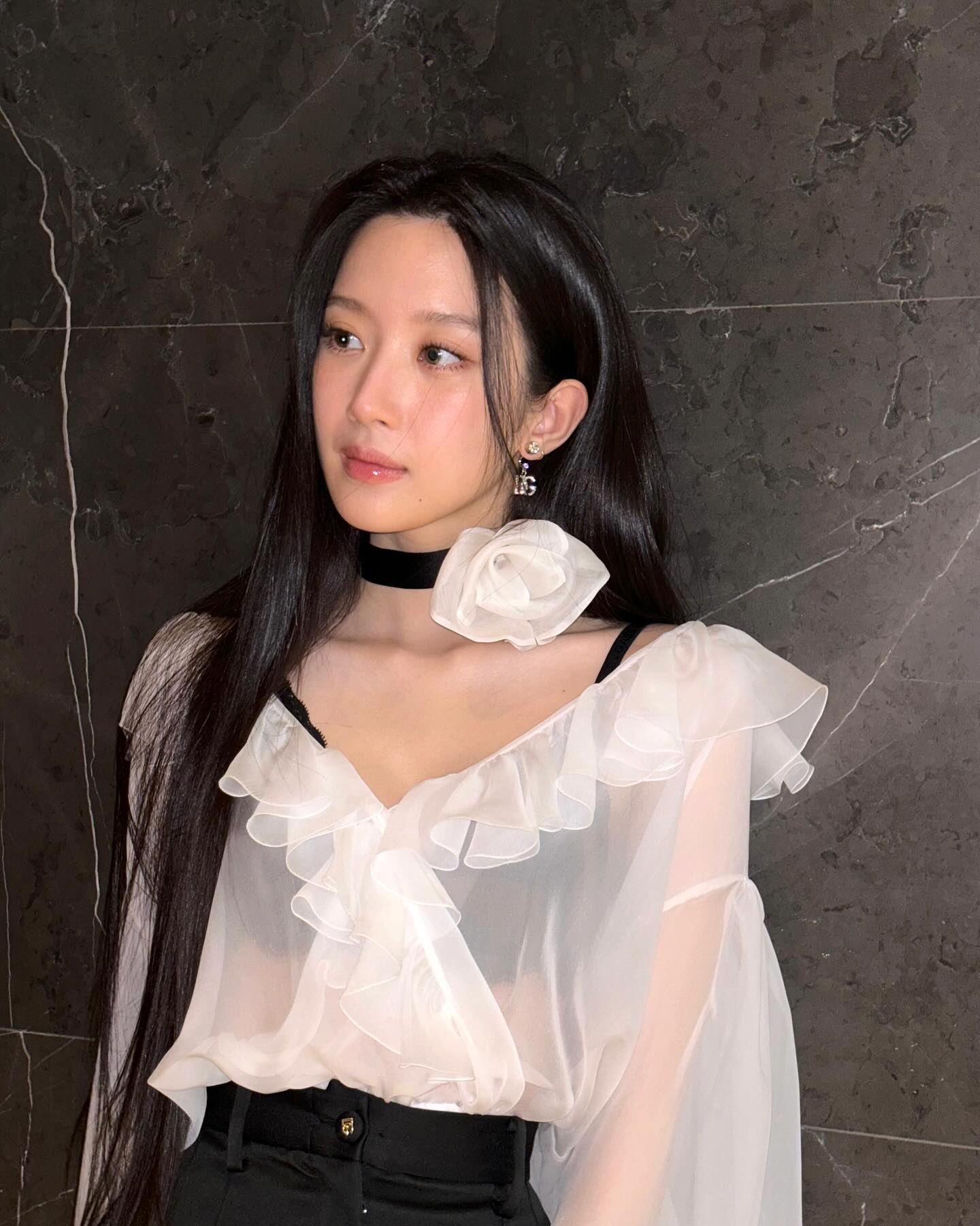 핫걸들의 공통 패션팁❤️‍🔥
은근히 살짝 보이는 언더웨어로 더 핫하게🔥 이미지