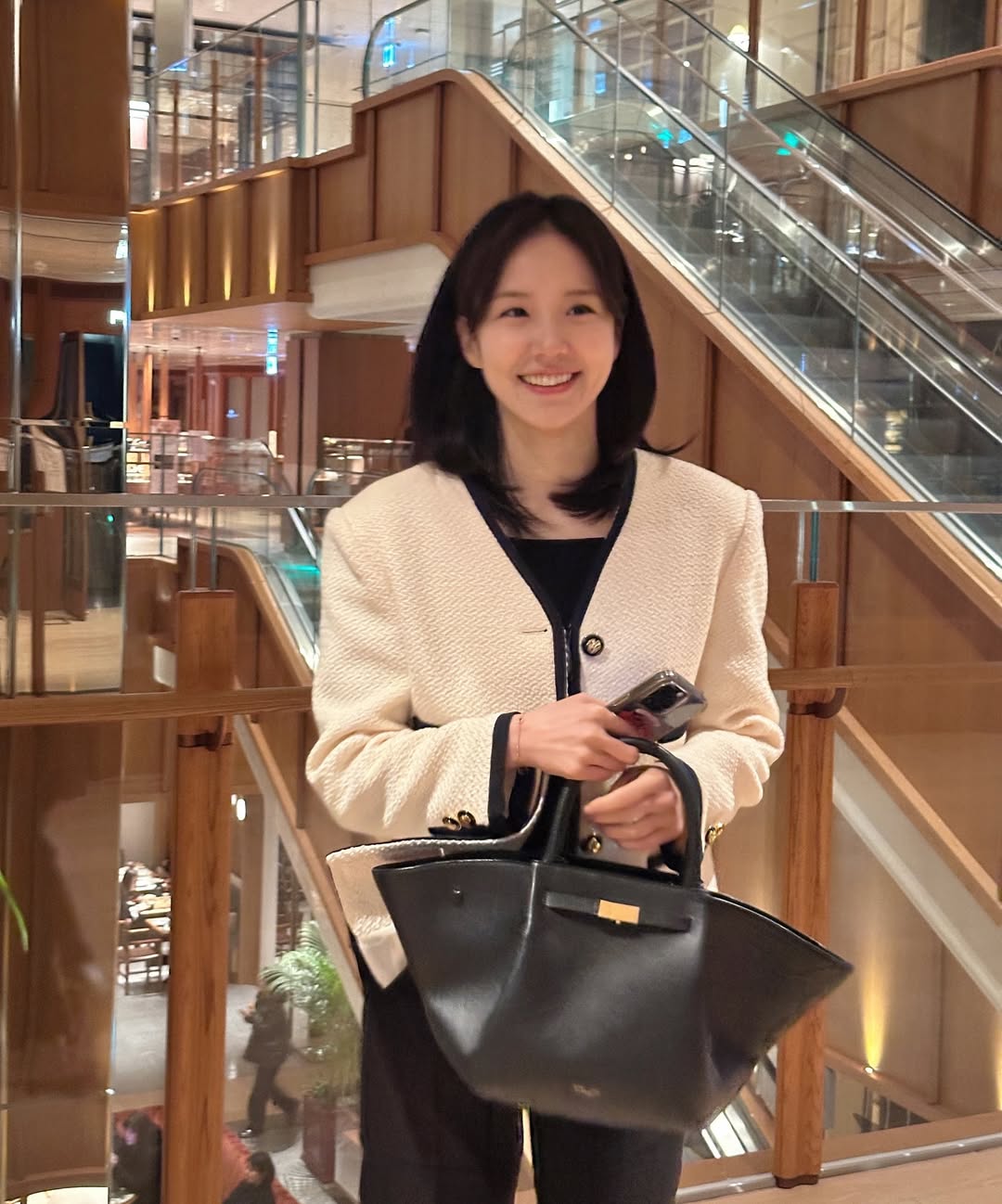 ON-OFF 확실한 그녀들의 일상룩

출근 시 가장 갖춰 입어야 하는 직업, 아나운서. 그녀들 중 프리랜서로 전향한 방송인도 있지만 여전히 포멀한 정장룩을 입고 일하죠.

예쁘지만 불편한 정장을 벗고, 쉴 때는 비교적 캐주얼한 코디를 즐기는 그녀들입니다. 또 특별한 날에는 아나운서 특유의 깔끔하게 꾸미는 스킬로 멋을 내는데요.

주로 페미닌한 무드의 자켓이나 원피스로 코디한 모습을 볼 수 있죠. 호불호 없는 페미닌한 코디를 원한다면 참고하기 좋겠네요🩶 이미지
