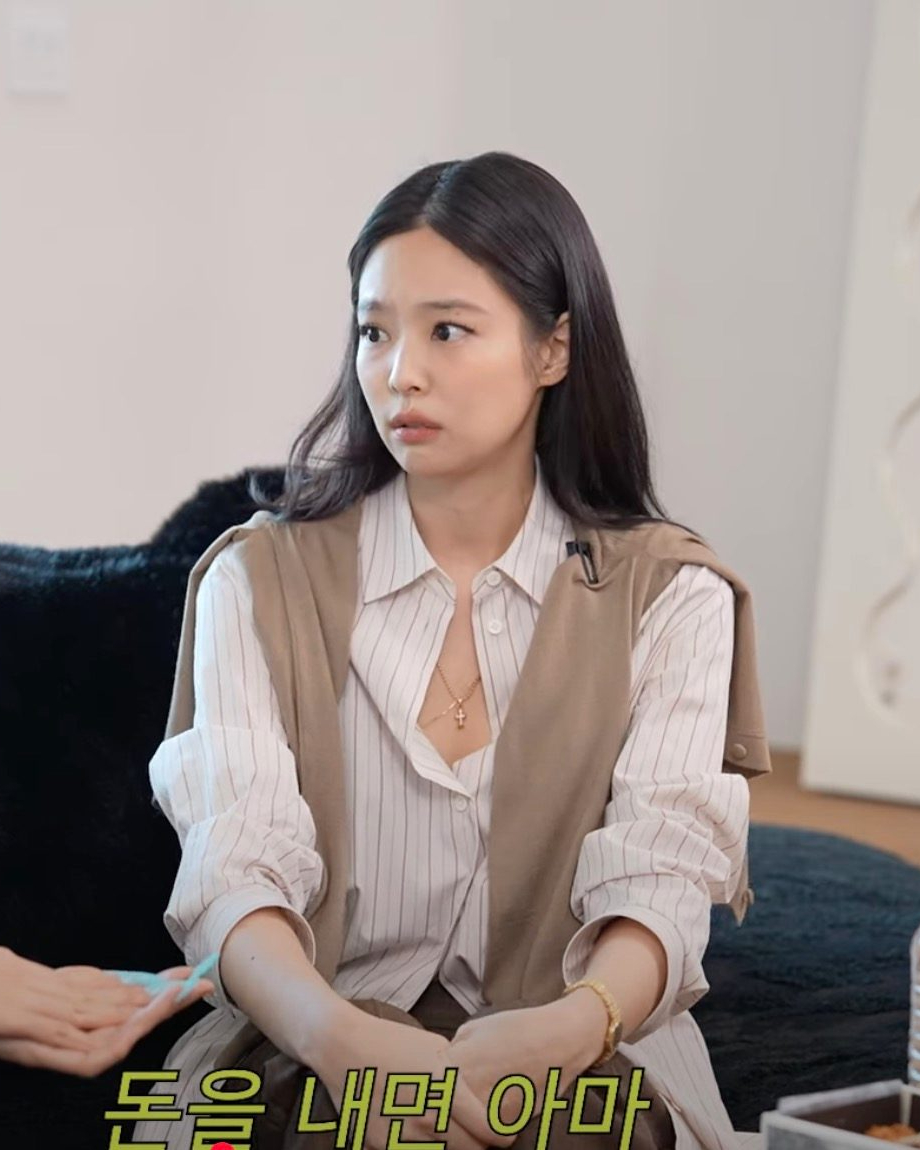 패잘알 제니의 셔츠 코디 팁 3✅

오버핏 셔츠는 잘못 입으면 부해 보일 수 있는데요. 패션 센스가 돋보이는 제니는 셔츠를 어떻게 스타일링했는지 알려드릴게요!

1. 셔츠 단추는 중간만 잠그고, 위와 아래는 풀어주기
2. 단추를 푼 윗부분에는 목걸이로 포인트 주기
3. 간절기 시즌에 딱 맞는 가디건을 어깨에 걸쳐주기

셔츠 정보✔️
더 로우 - 루이지 셔츠 실크 베이지 브라운 이미지