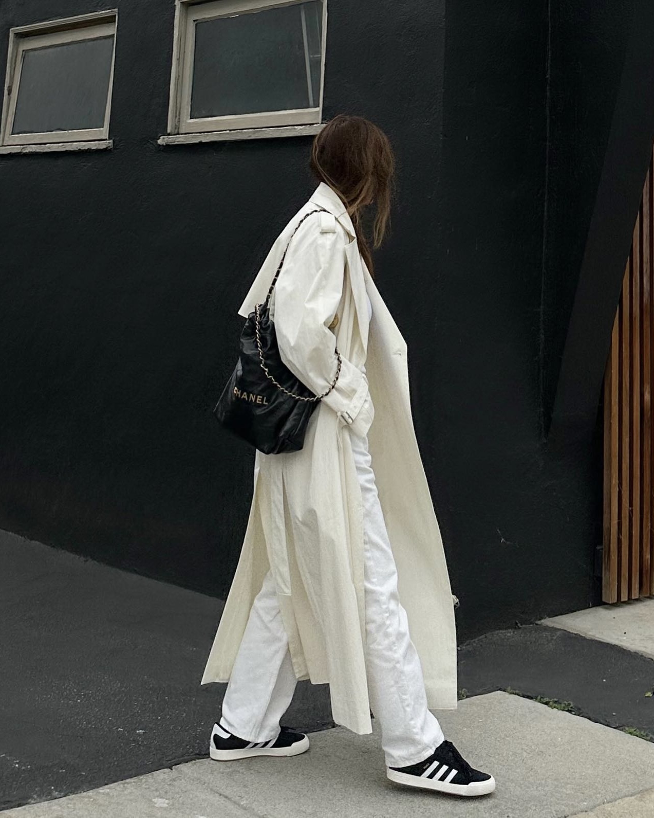 클래식 말고 딱 1개만 산다면? 🤔
‘샤넬 가방 하나 사고 싶은데, 클래식은 뭔가 좀 느끼해…’ 혹시 이런 고민을 하고 계신가요? 좀 더 휘뚜루마뚜루 실용적으로 활용하면서도, 샤넬만의 감성을 놓치지 않은 가방을 원한다면 22백이 정답입니다.
샤넬 22백은 이름에서 알 수 있듯 2022년에 출시된 가방인데요. 처음에는 유행템처럼 보였지만, 지금까지도 구하기 어려운 스테디셀러로 자리 잡으며 꾸준한 인기를 끌고 있습니다. 이유가 뭘까요? 바로 클래식과 캐주얼을 완벽하게 아우르는 디자인 덕분이죠.
부드러운 가죽에 체인 스트랩을 더해 어떤 스타일에도 자연스럽게 어우러지면서도, 샤넬 특유의 고급스러움은 그대로 유지한 것이 특징입니다. 덕분에 서예지, 김나영, 차정원, 손나은, 한혜진 등 다양한 스타들도 공항 패션, 여행 룩, 운동 갈 때, 심지어 격식 있는 자리에서도 이 백을 활용하는 모습을 자주 볼 수 있습니다. 활용도 하나만큼은 의심할 여지가 없죠.
현재 샤넬 22백 가격은 스몰 기준 822만 원입니다. 미니부터 라지까지 다양한 사이즈로 출시되며, 가죽뿐만 아니라 데님 소재로도 만나볼 수 있습니다. 또, 백팩 형태로도 출시되니 취향에 따라 선택할 수 있는 폭도 넓죠. 무엇보다 샤넬의 가격 인상 속도를 고려하면, 지금이 가장 합리적인 타이밍일지도 모르겠습니다.
클래식 플랩백이 취향이 아니라면? 하나만 사도 제대로 뽕 뽑을 수 있는 아이템으로 샤넬 22백, 추천합니다😎
이미지8