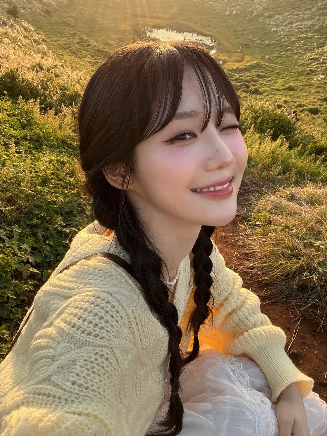 세상의 무쌍들 다 이리와❗️

쌍꺼풀이 없으신 분들, 메이크업 참고할 때 어떤 사진을 참고하시나요? 새로운 무쌍의 권위자를 소개하려 합니다😎 바로 트리플에스의 서연인데요. 쌍꺼풀이 없음에도 불구하고 다양한 화장 스타일을 찰떡같이 소화하며 화제가 되고 있는 멤버입니다.

서연의 메이크업을 보면 무쌍 메이크업의 정석을 보여주면서도, 결코 단조롭지 않다는 점이 포인트입니다. 화려한 펄 메이크업도, 내추럴한 블러셔 룩도, 청순한 데일리 메이크업도 완벽하게 어울리죠. 특히 음영을 적절히 활용해 깊이 있는 눈매를 연출하는 방식이 인상적입니다.

눈두덩이 답답해 보이지 않게 밝은 펄을 애교살과 눈 앞머리에 포인트로 넣는 것이 특징인데요. 덕분에 눈이 한층 더 반짝이고 또렷한 느낌을 줍니다. 아이라인은 무작정 길게 빼기보다는 눈매를 따라 자연스럽게 그려, 본래의 눈매를 살리면서도 시원한 인상을 주는 스타일입니다.

화려한 룩도 잘 어울리지만, 청순한 메이크업 역시 그녀만의 매력이 돋보이는 스타일이죠. 볼에 은은하게 블러셔를 얹고, 맑은 광택의 립을 사용해 생기 있는 룩을 연출하는 방식이 데일리로도 따라 하기 좋습니다. 러블리한 분위기를 원한다면, 서연처럼 핑크 톤 블러셔와 글로시한 립을 활용해보는 것도 추천합니다.

서연의 메이크업을 보면 무쌍도 다양한 메이크업을 시도할 수 있다는 걸 확실히 알 수 있는데요. 쌍꺼풀이 없어서 화장이 어렵다고 생각했다면, 그녀의 메이크업을 참고해보세요. 자연스러운 음영, 포인트 펄, 그리고 깔끔한 아이라인만으로도 무쌍의 매력을 극대화할 수 있습니다💄 이미지4