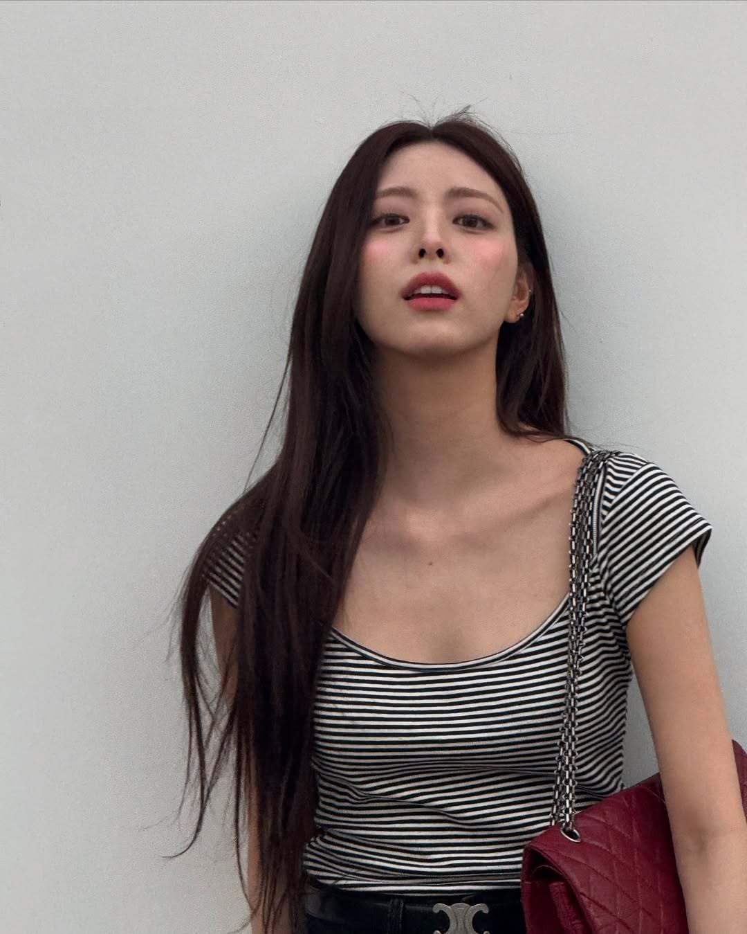 유나가 들면 품절각? 이번엔 샤넬♥️

유나가 한때 자주 들었던 자라 플랩 백은 국내 품절 사태를 일으켰죠. 그녀는 한번 꽂히면 특정 가방만 줄곧 애용하는 성향을 가진 듯해요.

전직 품절 사태의 주인공인 그녀가, 최근 꽂힌 가방이 있는데요. 바로 샤넬의 레드 컬러 2.55 라지 플랩 백입니다. 1,600만 원대라는 높은 가격이지만 샤넬에서 손꼽히게 큰 가방이고 존재감도 압도적이라, 보부상들에게는 매력적인 옵션이죠.

샤넬 클래식 백 하면 블랙 컬러 백을 떠올리곤 합니다. 하지만 유나의 일상룩에서 볼 수 있듯이 레드 컬러 백은 룩에 포인트가 될 수 있죠. 더군다나 샤넬의 레드라니, 더 깊이 있고 고혹적인 컬러가 럭셔리한 무드를 더할 거예요.

최근까지도 유나가 들었던 자라 백을 찾는 수요가 많은데요. 유나의 새로운 애착 가방이 품절되기 전 미리 눈여겨볼 만합니다.  이미지4