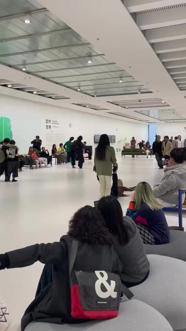 내가 모델이라면 웃참 가능?🤭
상하이의 한 컬렉션에서 펼쳐진 모델들의 다이내믹한 워킹! 이미지