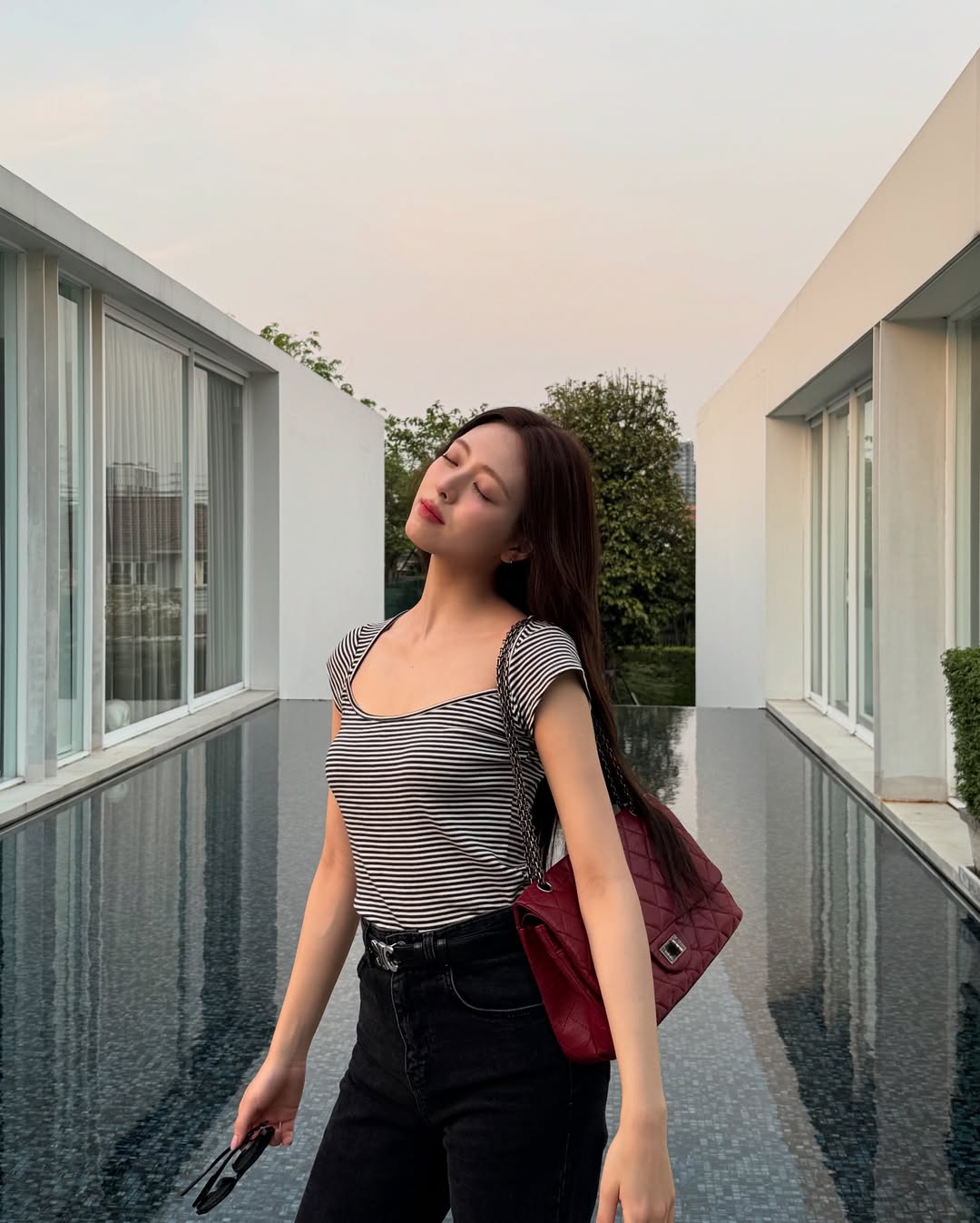 유나가 들면 품절각? 이번엔 샤넬♥️

유나가 한때 자주 들었던 자라 플랩 백은 국내 품절 사태를 일으켰죠. 그녀는 한번 꽂히면 특정 가방만 줄곧 애용하는 성향을 가진 듯해요.

전직 품절 사태의 주인공인 그녀가, 최근 꽂힌 가방이 있는데요. 바로 샤넬의 레드 컬러 2.55 라지 플랩 백입니다. 1,600만 원대라는 높은 가격이지만 샤넬에서 손꼽히게 큰 가방이고 존재감도 압도적이라, 보부상들에게는 매력적인 옵션이죠.

샤넬 클래식 백 하면 블랙 컬러 백을 떠올리곤 합니다. 하지만 유나의 일상룩에서 볼 수 있듯이 레드 컬러 백은 룩에 포인트가 될 수 있죠. 더군다나 샤넬의 레드라니, 더 깊이 있고 고혹적인 컬러가 럭셔리한 무드를 더할 거예요.

최근까지도 유나가 들었던 자라 백을 찾는 수요가 많은데요. 유나의 새로운 애착 가방이 품절되기 전 미리 눈여겨볼 만합니다.  이미지5