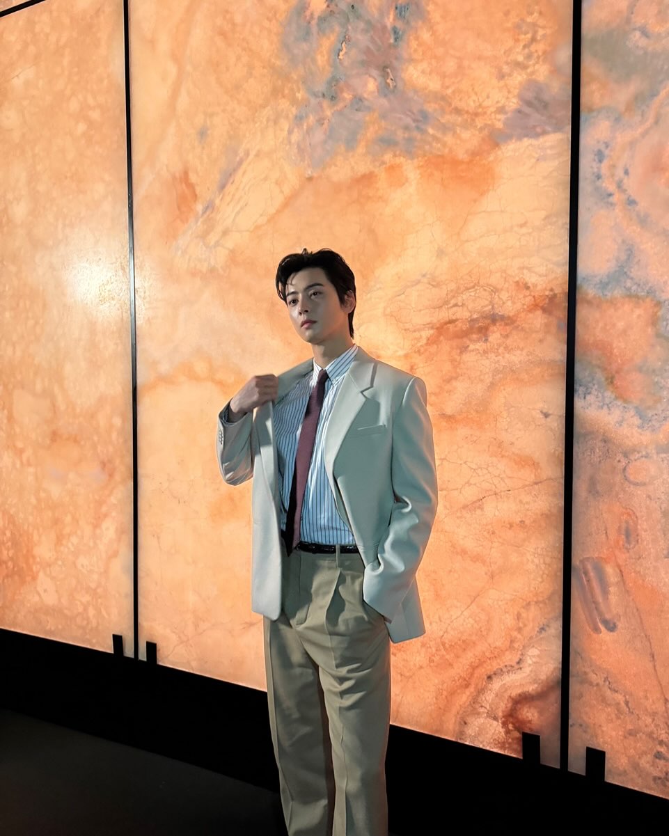 미남의 축복은 끝이 없도다❤️
패션위크와 K셀럽은 더이상 떼려야 뗄 수 없는 관계가 되었죠. 이번 4대 컬렉션에 초대받은 셀럽 중 눈에 띄는 건 K 셀럽의 빛나는 외모였어요.
보는 것만으로 안구 정화되는 듯한 그들의 꽃같은 비주얼을 함께 감상하시죠🤍
1. 박서준 - 샤넬 쇼 참석
2. 차은우 - 생 로랑 쇼 참석
3. 필릭스 - 루이비통 쇼 참석
4. 더보이즈 주연 - 발렌시아가 쇼 참석 이미지4