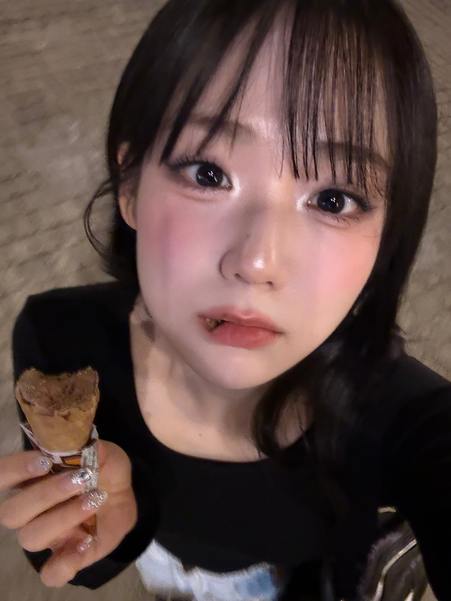 세상의 무쌍들 다 이리와❗️

쌍꺼풀이 없으신 분들, 메이크업 참고할 때 어떤 사진을 참고하시나요? 새로운 무쌍의 권위자를 소개하려 합니다😎 바로 트리플에스의 서연인데요. 쌍꺼풀이 없음에도 불구하고 다양한 화장 스타일을 찰떡같이 소화하며 화제가 되고 있는 멤버입니다.

서연의 메이크업을 보면 무쌍 메이크업의 정석을 보여주면서도, 결코 단조롭지 않다는 점이 포인트입니다. 화려한 펄 메이크업도, 내추럴한 블러셔 룩도, 청순한 데일리 메이크업도 완벽하게 어울리죠. 특히 음영을 적절히 활용해 깊이 있는 눈매를 연출하는 방식이 인상적입니다.

눈두덩이 답답해 보이지 않게 밝은 펄을 애교살과 눈 앞머리에 포인트로 넣는 것이 특징인데요. 덕분에 눈이 한층 더 반짝이고 또렷한 느낌을 줍니다. 아이라인은 무작정 길게 빼기보다는 눈매를 따라 자연스럽게 그려, 본래의 눈매를 살리면서도 시원한 인상을 주는 스타일입니다.

화려한 룩도 잘 어울리지만, 청순한 메이크업 역시 그녀만의 매력이 돋보이는 스타일이죠. 볼에 은은하게 블러셔를 얹고, 맑은 광택의 립을 사용해 생기 있는 룩을 연출하는 방식이 데일리로도 따라 하기 좋습니다. 러블리한 분위기를 원한다면, 서연처럼 핑크 톤 블러셔와 글로시한 립을 활용해보는 것도 추천합니다.

서연의 메이크업을 보면 무쌍도 다양한 메이크업을 시도할 수 있다는 걸 확실히 알 수 있는데요. 쌍꺼풀이 없어서 화장이 어렵다고 생각했다면, 그녀의 메이크업을 참고해보세요. 자연스러운 음영, 포인트 펄, 그리고 깔끔한 아이라인만으로도 무쌍의 매력을 극대화할 수 있습니다💄 이미지8