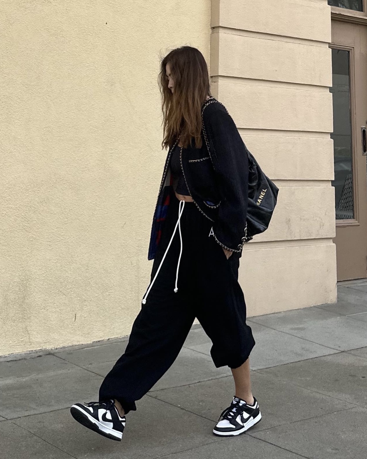 클래식 말고 딱 1개만 산다면? 🤔
‘샤넬 가방 하나 사고 싶은데, 클래식은 뭔가 좀 느끼해…’ 혹시 이런 고민을 하고 계신가요? 좀 더 휘뚜루마뚜루 실용적으로 활용하면서도, 샤넬만의 감성을 놓치지 않은 가방을 원한다면 22백이 정답입니다.
샤넬 22백은 이름에서 알 수 있듯 2022년에 출시된 가방인데요. 처음에는 유행템처럼 보였지만, 지금까지도 구하기 어려운 스테디셀러로 자리 잡으며 꾸준한 인기를 끌고 있습니다. 이유가 뭘까요? 바로 클래식과 캐주얼을 완벽하게 아우르는 디자인 덕분이죠.
부드러운 가죽에 체인 스트랩을 더해 어떤 스타일에도 자연스럽게 어우러지면서도, 샤넬 특유의 고급스러움은 그대로 유지한 것이 특징입니다. 덕분에 서예지, 김나영, 차정원, 손나은, 한혜진 등 다양한 스타들도 공항 패션, 여행 룩, 운동 갈 때, 심지어 격식 있는 자리에서도 이 백을 활용하는 모습을 자주 볼 수 있습니다. 활용도 하나만큼은 의심할 여지가 없죠.
현재 샤넬 22백 가격은 스몰 기준 822만 원입니다. 미니부터 라지까지 다양한 사이즈로 출시되며, 가죽뿐만 아니라 데님 소재로도 만나볼 수 있습니다. 또, 백팩 형태로도 출시되니 취향에 따라 선택할 수 있는 폭도 넓죠. 무엇보다 샤넬의 가격 인상 속도를 고려하면, 지금이 가장 합리적인 타이밍일지도 모르겠습니다.
클래식 플랩백이 취향이 아니라면? 하나만 사도 제대로 뽕 뽑을 수 있는 아이템으로 샤넬 22백, 추천합니다😎
이미지7