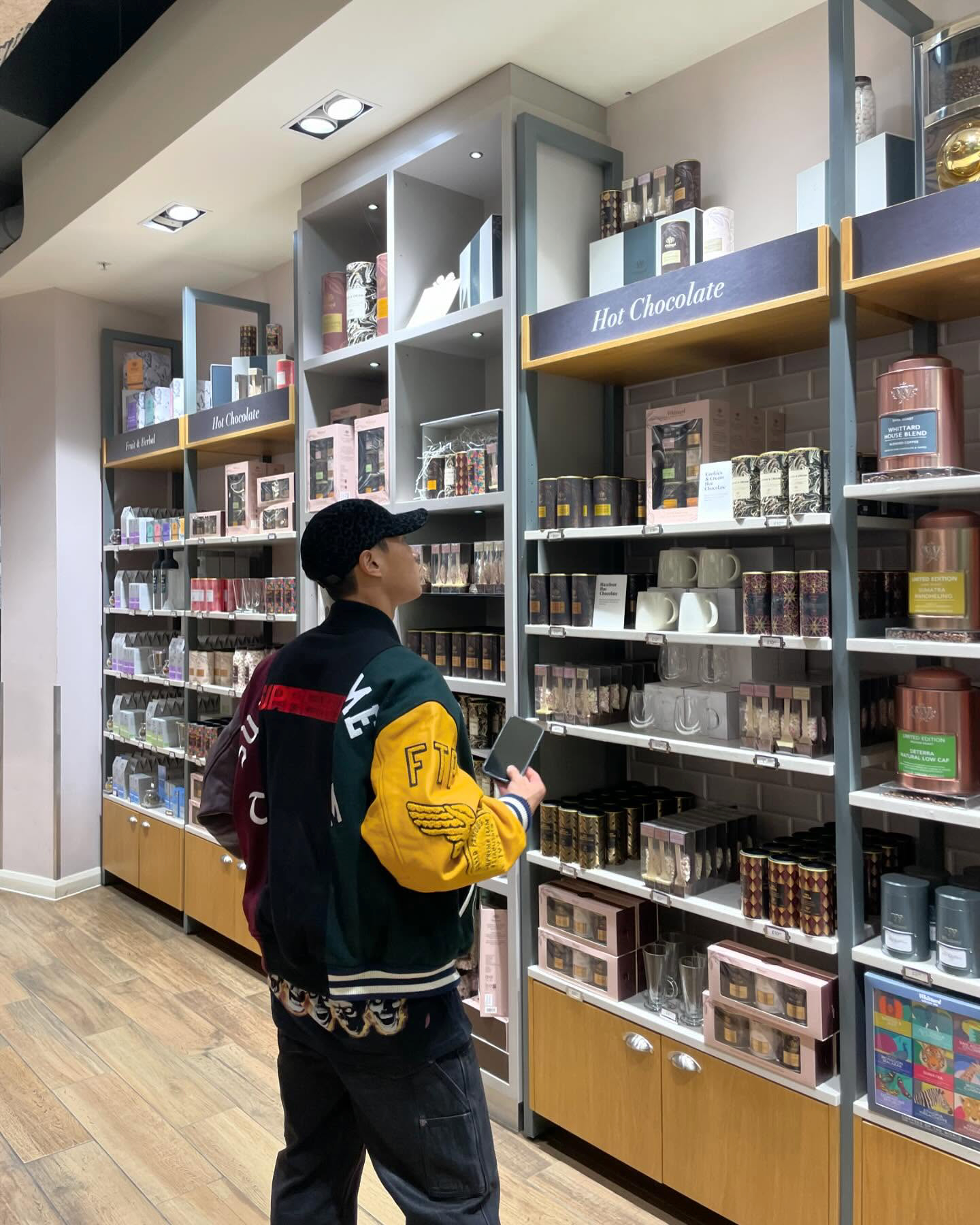 씨찬이형 단짝 백승호는 슈프림 매니아🛹

• 아이템 리스트
- 슈프림 리플렉티브 파이핑 풀오버 블랙
- 슈프림 x 밴슨 레더 후드 워크 자켓 스웨이드
- 슈프림 x MM6 메종 마르지엘라 스플릿 바시티 자켓 멀티컬러
- 슈프림 x 마틴 로즈 레더 자켓 블랙 이미지5