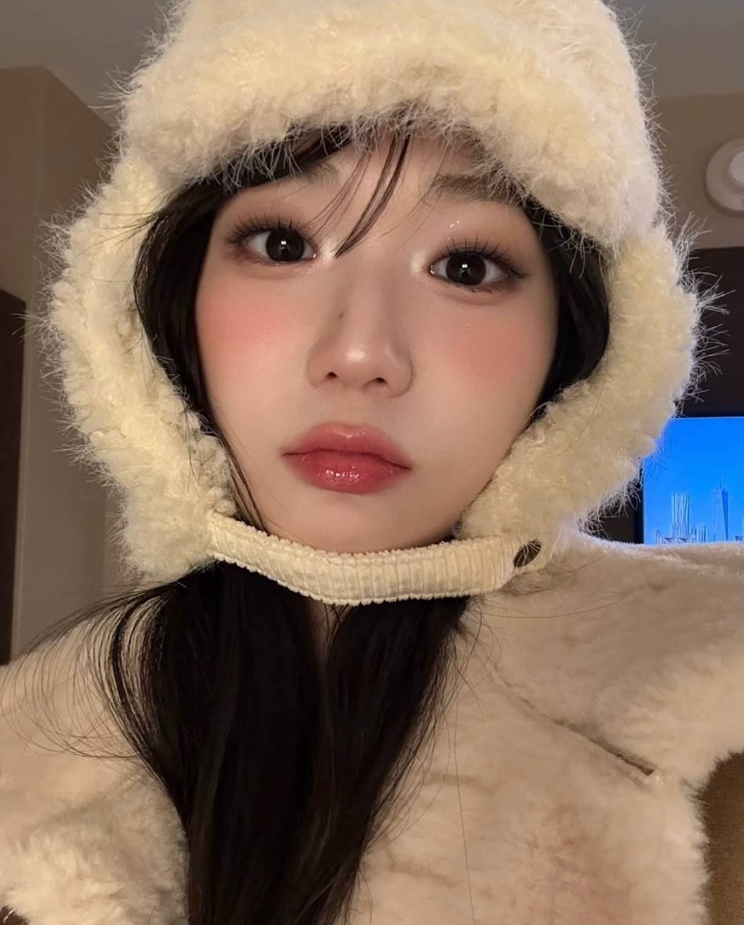 세상의 무쌍들 다 이리와❗️

쌍꺼풀이 없으신 분들, 메이크업 참고할 때 어떤 사진을 참고하시나요? 새로운 무쌍의 권위자를 소개하려 합니다😎 바로 트리플에스의 서연인데요. 쌍꺼풀이 없음에도 불구하고 다양한 화장 스타일을 찰떡같이 소화하며 화제가 되고 있는 멤버입니다.

서연의 메이크업을 보면 무쌍 메이크업의 정석을 보여주면서도, 결코 단조롭지 않다는 점이 포인트입니다. 화려한 펄 메이크업도, 내추럴한 블러셔 룩도, 청순한 데일리 메이크업도 완벽하게 어울리죠. 특히 음영을 적절히 활용해 깊이 있는 눈매를 연출하는 방식이 인상적입니다.

눈두덩이 답답해 보이지 않게 밝은 펄을 애교살과 눈 앞머리에 포인트로 넣는 것이 특징인데요. 덕분에 눈이 한층 더 반짝이고 또렷한 느낌을 줍니다. 아이라인은 무작정 길게 빼기보다는 눈매를 따라 자연스럽게 그려, 본래의 눈매를 살리면서도 시원한 인상을 주는 스타일입니다.

화려한 룩도 잘 어울리지만, 청순한 메이크업 역시 그녀만의 매력이 돋보이는 스타일이죠. 볼에 은은하게 블러셔를 얹고, 맑은 광택의 립을 사용해 생기 있는 룩을 연출하는 방식이 데일리로도 따라 하기 좋습니다. 러블리한 분위기를 원한다면, 서연처럼 핑크 톤 블러셔와 글로시한 립을 활용해보는 것도 추천합니다.

서연의 메이크업을 보면 무쌍도 다양한 메이크업을 시도할 수 있다는 걸 확실히 알 수 있는데요. 쌍꺼풀이 없어서 화장이 어렵다고 생각했다면, 그녀의 메이크업을 참고해보세요. 자연스러운 음영, 포인트 펄, 그리고 깔끔한 아이라인만으로도 무쌍의 매력을 극대화할 수 있습니다💄 이미지9