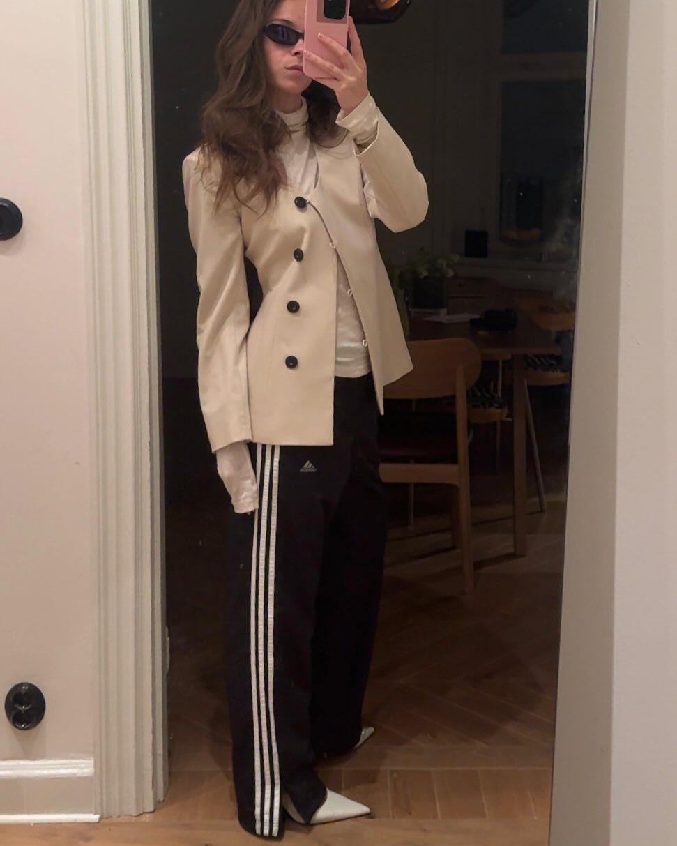 주말엔 편안한 무드😌
트레이닝복으로 믹스 매치룩 연출해 보자🖤 이미지