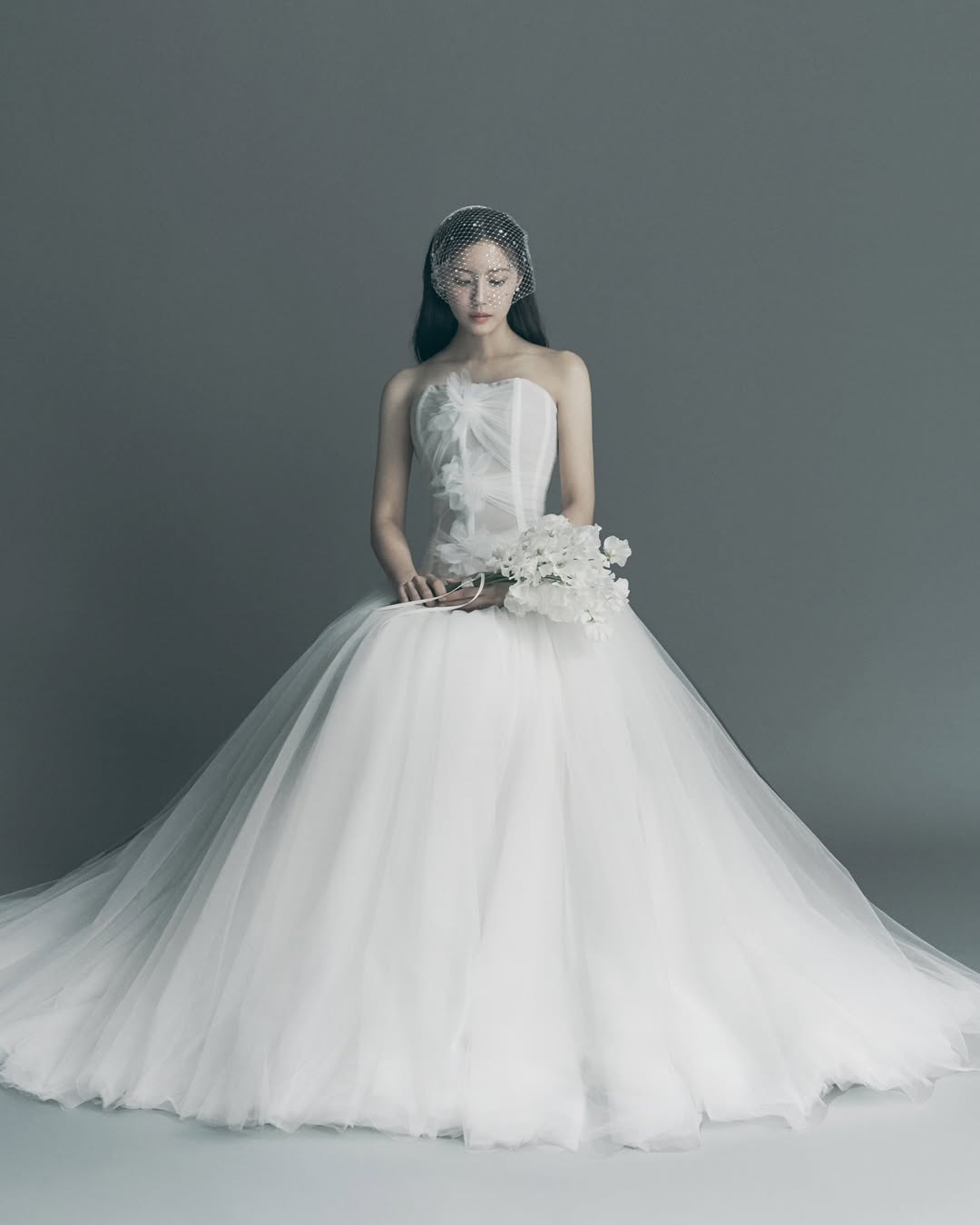 4월 신부 효민, 웨딩화보 공개👰🏻‍♀️ 이미지