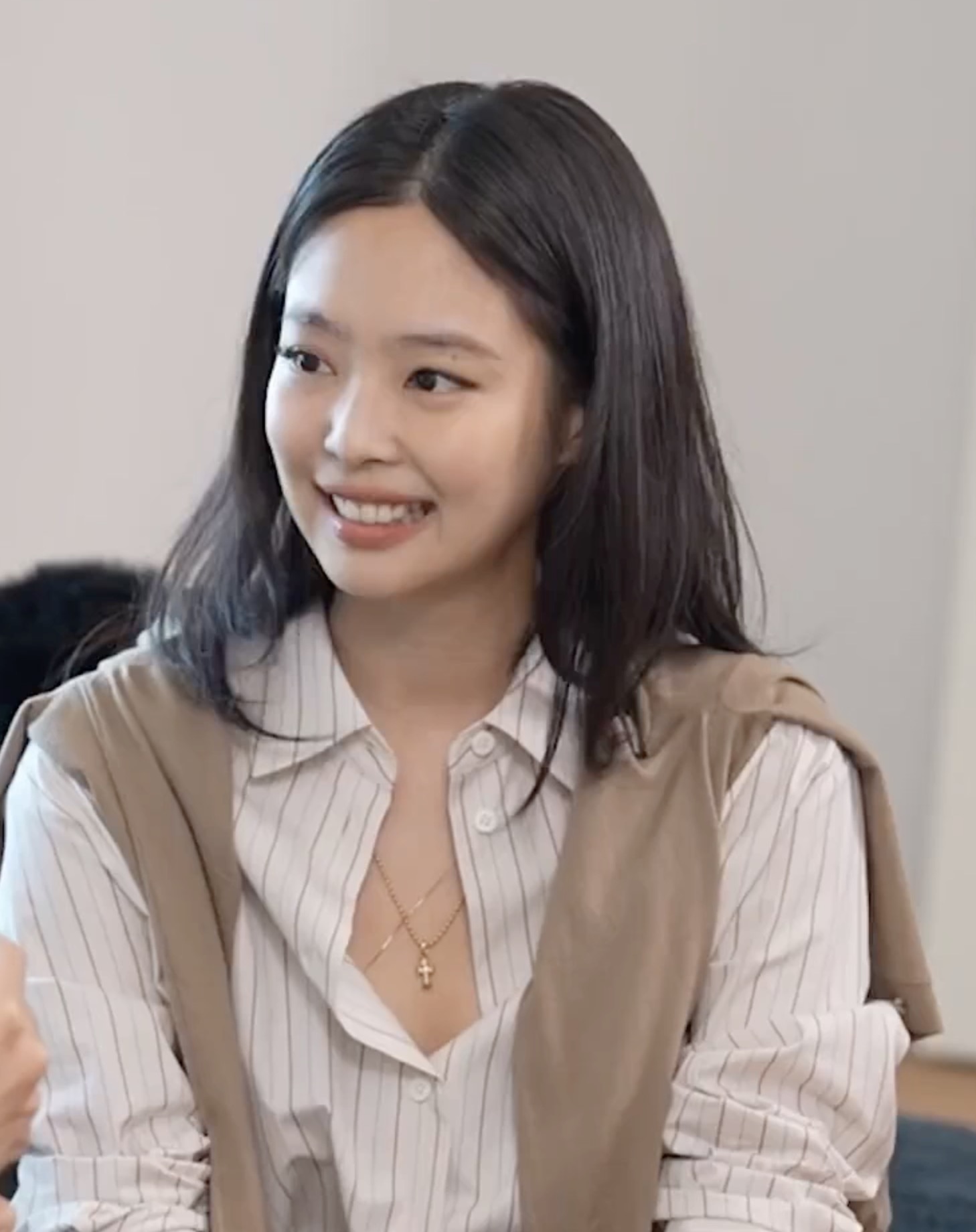 패잘알 제니의 셔츠 코디 팁 3✅

오버핏 셔츠는 잘못 입으면 부해 보일 수 있는데요. 패션 센스가 돋보이는 제니는 셔츠를 어떻게 스타일링했는지 알려드릴게요!

1. 셔츠 단추는 중간만 잠그고, 위와 아래는 풀어주기
2. 단추를 푼 윗부분에는 목걸이로 포인트 주기
3. 간절기 시즌에 딱 맞는 가디건을 어깨에 걸쳐주기

셔츠 정보✔️
더 로우 - 루이지 셔츠 실크 베이지 브라운 이미지