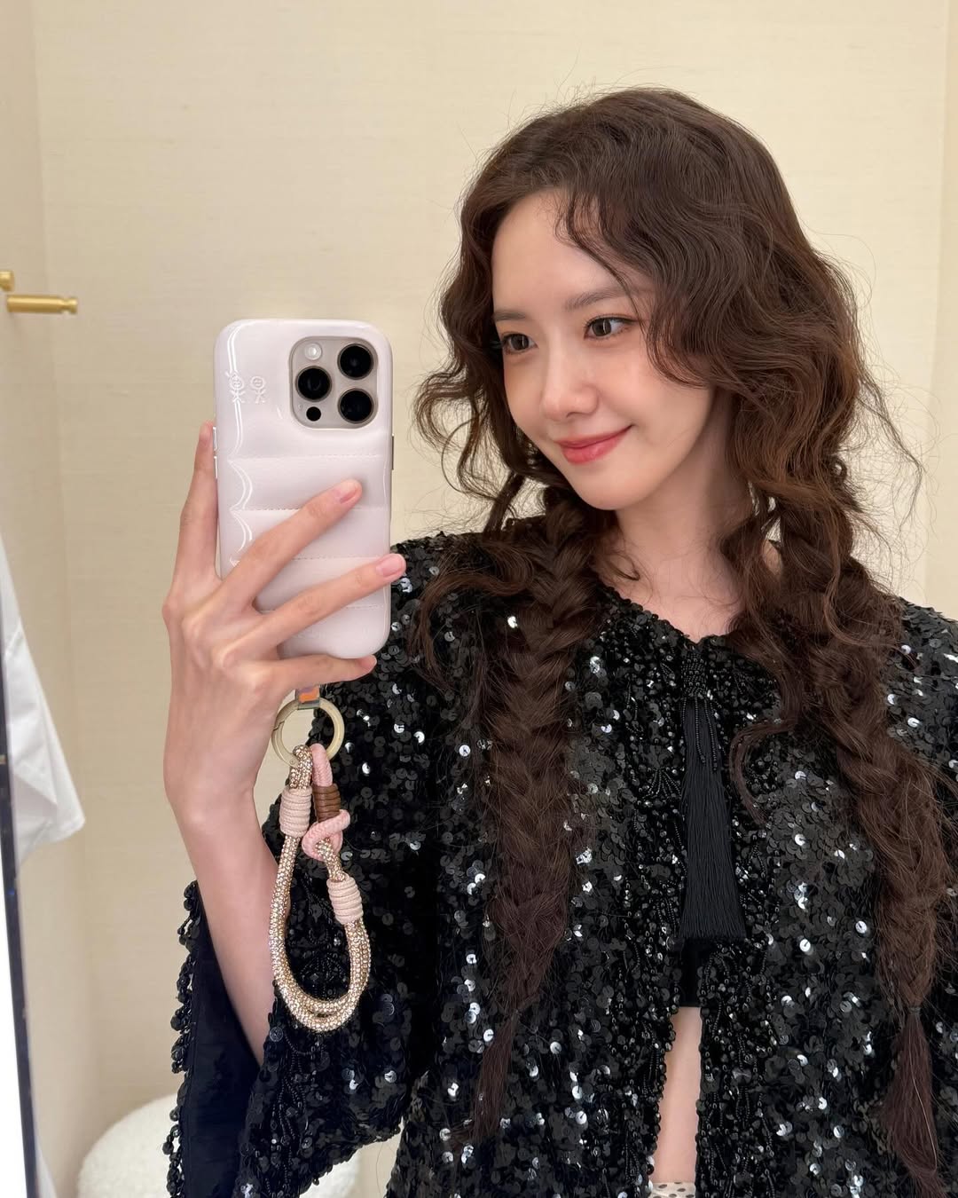 핸드폰도 예쁜 꼬까옷 입자〰️📱
셀럽들이 애정하는 폰케이스 브랜드 @어반소피스티케이션 이미지
