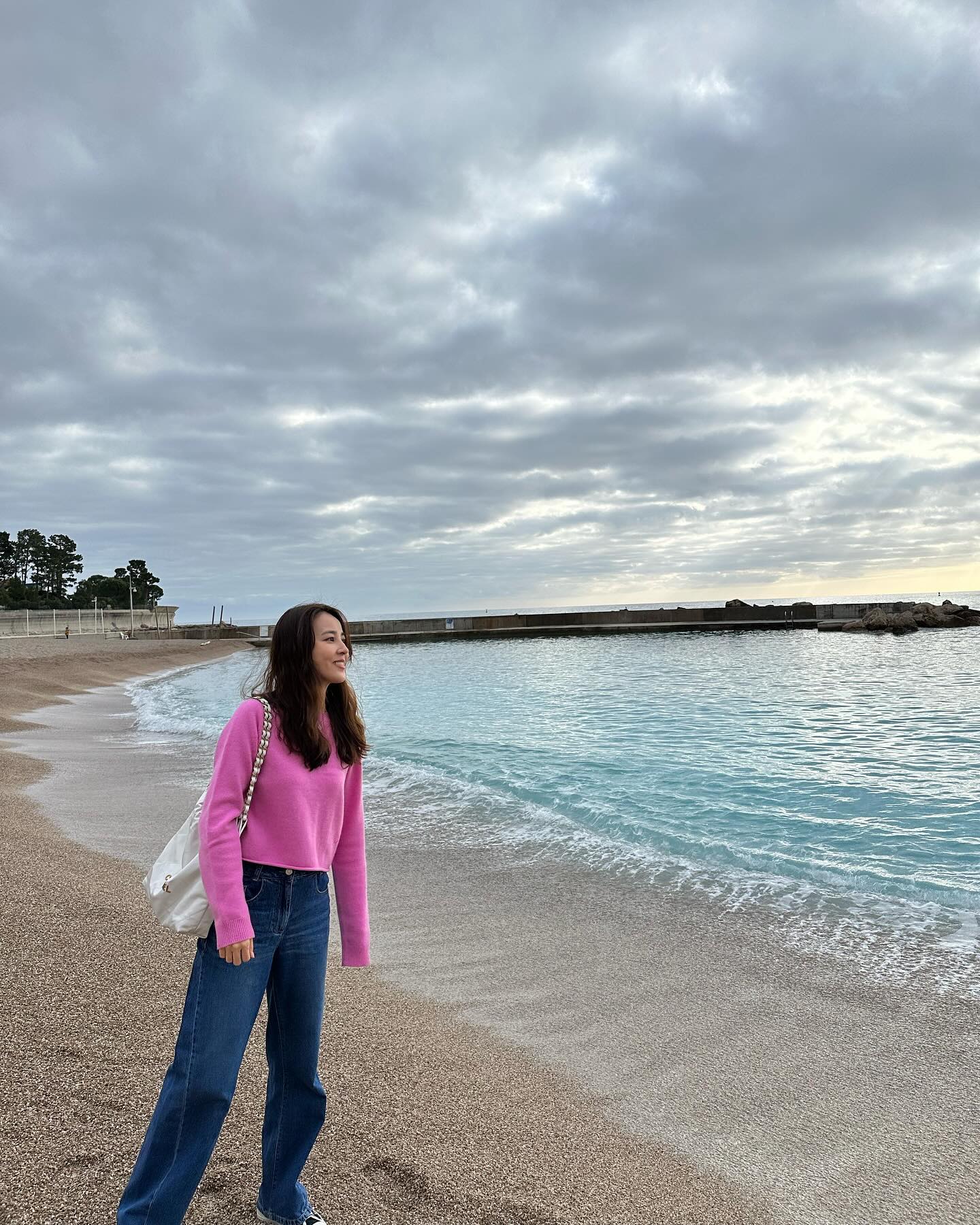 클래식 말고 딱 1개만 산다면? 🤔
‘샤넬 가방 하나 사고 싶은데, 클래식은 뭔가 좀 느끼해…’ 혹시 이런 고민을 하고 계신가요? 좀 더 휘뚜루마뚜루 실용적으로 활용하면서도, 샤넬만의 감성을 놓치지 않은 가방을 원한다면 22백이 정답입니다.
샤넬 22백은 이름에서 알 수 있듯 2022년에 출시된 가방인데요. 처음에는 유행템처럼 보였지만, 지금까지도 구하기 어려운 스테디셀러로 자리 잡으며 꾸준한 인기를 끌고 있습니다. 이유가 뭘까요? 바로 클래식과 캐주얼을 완벽하게 아우르는 디자인 덕분이죠.
부드러운 가죽에 체인 스트랩을 더해 어떤 스타일에도 자연스럽게 어우러지면서도, 샤넬 특유의 고급스러움은 그대로 유지한 것이 특징입니다. 덕분에 서예지, 김나영, 차정원, 손나은, 한혜진 등 다양한 스타들도 공항 패션, 여행 룩, 운동 갈 때, 심지어 격식 있는 자리에서도 이 백을 활용하는 모습을 자주 볼 수 있습니다. 활용도 하나만큼은 의심할 여지가 없죠.
현재 샤넬 22백 가격은 스몰 기준 822만 원입니다. 미니부터 라지까지 다양한 사이즈로 출시되며, 가죽뿐만 아니라 데님 소재로도 만나볼 수 있습니다. 또, 백팩 형태로도 출시되니 취향에 따라 선택할 수 있는 폭도 넓죠. 무엇보다 샤넬의 가격 인상 속도를 고려하면, 지금이 가장 합리적인 타이밍일지도 모르겠습니다.
클래식 플랩백이 취향이 아니라면? 하나만 사도 제대로 뽕 뽑을 수 있는 아이템으로 샤넬 22백, 추천합니다😎
이미지6