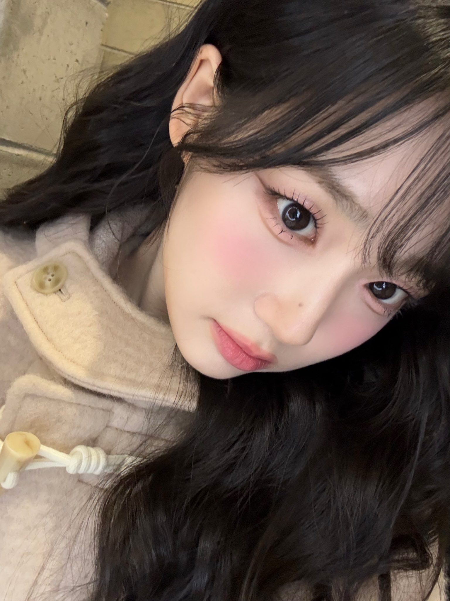 세상의 무쌍들 다 이리와❗️

쌍꺼풀이 없으신 분들, 메이크업 참고할 때 어떤 사진을 참고하시나요? 새로운 무쌍의 권위자를 소개하려 합니다😎 바로 트리플에스의 서연인데요. 쌍꺼풀이 없음에도 불구하고 다양한 화장 스타일을 찰떡같이 소화하며 화제가 되고 있는 멤버입니다.

서연의 메이크업을 보면 무쌍 메이크업의 정석을 보여주면서도, 결코 단조롭지 않다는 점이 포인트입니다. 화려한 펄 메이크업도, 내추럴한 블러셔 룩도, 청순한 데일리 메이크업도 완벽하게 어울리죠. 특히 음영을 적절히 활용해 깊이 있는 눈매를 연출하는 방식이 인상적입니다.

눈두덩이 답답해 보이지 않게 밝은 펄을 애교살과 눈 앞머리에 포인트로 넣는 것이 특징인데요. 덕분에 눈이 한층 더 반짝이고 또렷한 느낌을 줍니다. 아이라인은 무작정 길게 빼기보다는 눈매를 따라 자연스럽게 그려, 본래의 눈매를 살리면서도 시원한 인상을 주는 스타일입니다.

화려한 룩도 잘 어울리지만, 청순한 메이크업 역시 그녀만의 매력이 돋보이는 스타일이죠. 볼에 은은하게 블러셔를 얹고, 맑은 광택의 립을 사용해 생기 있는 룩을 연출하는 방식이 데일리로도 따라 하기 좋습니다. 러블리한 분위기를 원한다면, 서연처럼 핑크 톤 블러셔와 글로시한 립을 활용해보는 것도 추천합니다.

서연의 메이크업을 보면 무쌍도 다양한 메이크업을 시도할 수 있다는 걸 확실히 알 수 있는데요. 쌍꺼풀이 없어서 화장이 어렵다고 생각했다면, 그녀의 메이크업을 참고해보세요. 자연스러운 음영, 포인트 펄, 그리고 깔끔한 아이라인만으로도 무쌍의 매력을 극대화할 수 있습니다💄 이미지5