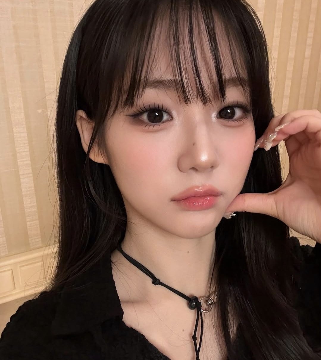 세상의 무쌍들 다 이리와❗️

쌍꺼풀이 없으신 분들, 메이크업 참고할 때 어떤 사진을 참고하시나요? 새로운 무쌍의 권위자를 소개하려 합니다😎 바로 트리플에스의 서연인데요. 쌍꺼풀이 없음에도 불구하고 다양한 화장 스타일을 찰떡같이 소화하며 화제가 되고 있는 멤버입니다.

서연의 메이크업을 보면 무쌍 메이크업의 정석을 보여주면서도, 결코 단조롭지 않다는 점이 포인트입니다. 화려한 펄 메이크업도, 내추럴한 블러셔 룩도, 청순한 데일리 메이크업도 완벽하게 어울리죠. 특히 음영을 적절히 활용해 깊이 있는 눈매를 연출하는 방식이 인상적입니다.

눈두덩이 답답해 보이지 않게 밝은 펄을 애교살과 눈 앞머리에 포인트로 넣는 것이 특징인데요. 덕분에 눈이 한층 더 반짝이고 또렷한 느낌을 줍니다. 아이라인은 무작정 길게 빼기보다는 눈매를 따라 자연스럽게 그려, 본래의 눈매를 살리면서도 시원한 인상을 주는 스타일입니다.

화려한 룩도 잘 어울리지만, 청순한 메이크업 역시 그녀만의 매력이 돋보이는 스타일이죠. 볼에 은은하게 블러셔를 얹고, 맑은 광택의 립을 사용해 생기 있는 룩을 연출하는 방식이 데일리로도 따라 하기 좋습니다. 러블리한 분위기를 원한다면, 서연처럼 핑크 톤 블러셔와 글로시한 립을 활용해보는 것도 추천합니다.

서연의 메이크업을 보면 무쌍도 다양한 메이크업을 시도할 수 있다는 걸 확실히 알 수 있는데요. 쌍꺼풀이 없어서 화장이 어렵다고 생각했다면, 그녀의 메이크업을 참고해보세요. 자연스러운 음영, 포인트 펄, 그리고 깔끔한 아이라인만으로도 무쌍의 매력을 극대화할 수 있습니다💄 이미지2