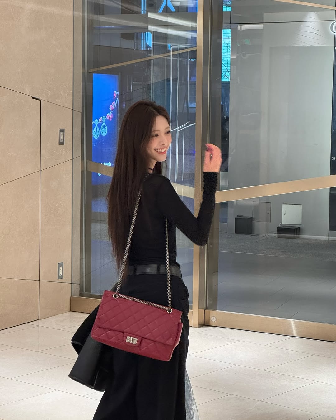 유나가 들면 품절각? 이번엔 샤넬♥️

유나가 한때 자주 들었던 자라 플랩 백은 국내 품절 사태를 일으켰죠. 그녀는 한번 꽂히면 특정 가방만 줄곧 애용하는 성향을 가진 듯해요.

전직 품절 사태의 주인공인 그녀가, 최근 꽂힌 가방이 있는데요. 바로 샤넬의 레드 컬러 2.55 라지 플랩 백입니다. 1,600만 원대라는 높은 가격이지만 샤넬에서 손꼽히게 큰 가방이고 존재감도 압도적이라, 보부상들에게는 매력적인 옵션이죠.

샤넬 클래식 백 하면 블랙 컬러 백을 떠올리곤 합니다. 하지만 유나의 일상룩에서 볼 수 있듯이 레드 컬러 백은 룩에 포인트가 될 수 있죠. 더군다나 샤넬의 레드라니, 더 깊이 있고 고혹적인 컬러가 럭셔리한 무드를 더할 거예요.

최근까지도 유나가 들었던 자라 백을 찾는 수요가 많은데요. 유나의 새로운 애착 가방이 품절되기 전 미리 눈여겨볼 만합니다.  이미지2