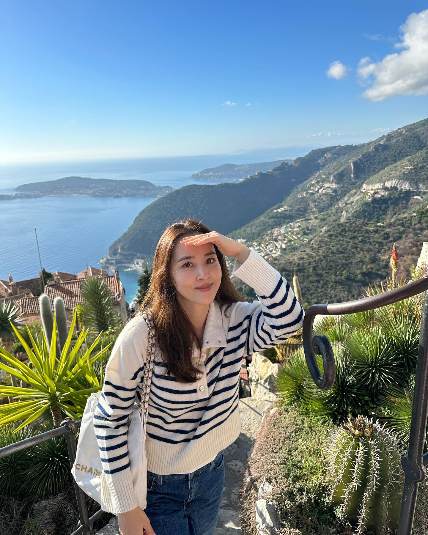 클래식 말고 딱 1개만 산다면? 🤔
‘샤넬 가방 하나 사고 싶은데, 클래식은 뭔가 좀 느끼해…’ 혹시 이런 고민을 하고 계신가요? 좀 더 휘뚜루마뚜루 실용적으로 활용하면서도, 샤넬만의 감성을 놓치지 않은 가방을 원한다면 22백이 정답입니다.
샤넬 22백은 이름에서 알 수 있듯 2022년에 출시된 가방인데요. 처음에는 유행템처럼 보였지만, 지금까지도 구하기 어려운 스테디셀러로 자리 잡으며 꾸준한 인기를 끌고 있습니다. 이유가 뭘까요? 바로 클래식과 캐주얼을 완벽하게 아우르는 디자인 덕분이죠.
부드러운 가죽에 체인 스트랩을 더해 어떤 스타일에도 자연스럽게 어우러지면서도, 샤넬 특유의 고급스러움은 그대로 유지한 것이 특징입니다. 덕분에 서예지, 김나영, 차정원, 손나은, 한혜진 등 다양한 스타들도 공항 패션, 여행 룩, 운동 갈 때, 심지어 격식 있는 자리에서도 이 백을 활용하는 모습을 자주 볼 수 있습니다. 활용도 하나만큼은 의심할 여지가 없죠.
현재 샤넬 22백 가격은 스몰 기준 822만 원입니다. 미니부터 라지까지 다양한 사이즈로 출시되며, 가죽뿐만 아니라 데님 소재로도 만나볼 수 있습니다. 또, 백팩 형태로도 출시되니 취향에 따라 선택할 수 있는 폭도 넓죠. 무엇보다 샤넬의 가격 인상 속도를 고려하면, 지금이 가장 합리적인 타이밍일지도 모르겠습니다.
클래식 플랩백이 취향이 아니라면? 하나만 사도 제대로 뽕 뽑을 수 있는 아이템으로 샤넬 22백, 추천합니다😎
이미지5