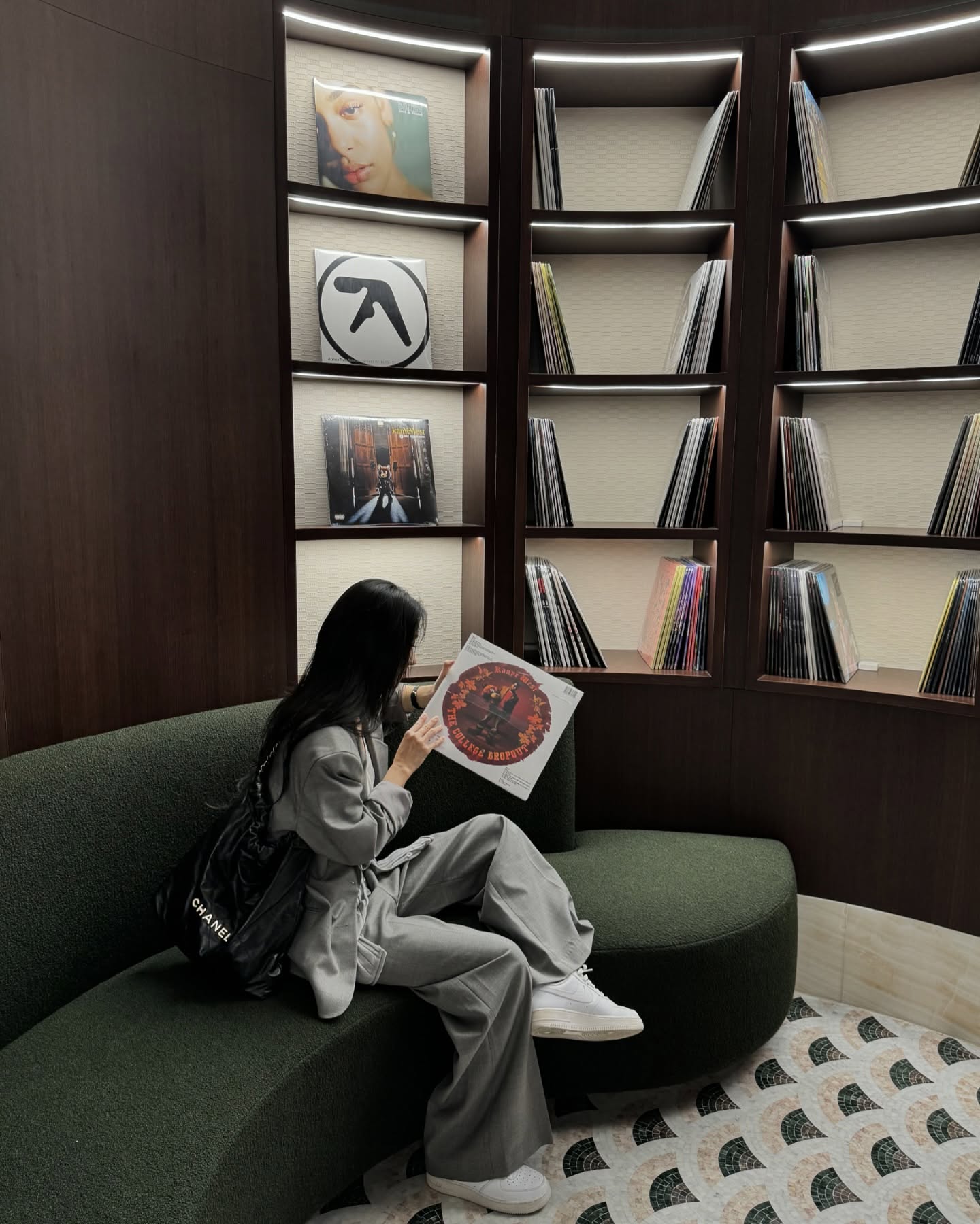 클래식 말고 딱 1개만 산다면? 🤔
‘샤넬 가방 하나 사고 싶은데, 클래식은 뭔가 좀 느끼해…’ 혹시 이런 고민을 하고 계신가요? 좀 더 휘뚜루마뚜루 실용적으로 활용하면서도, 샤넬만의 감성을 놓치지 않은 가방을 원한다면 22백이 정답입니다.
샤넬 22백은 이름에서 알 수 있듯 2022년에 출시된 가방인데요. 처음에는 유행템처럼 보였지만, 지금까지도 구하기 어려운 스테디셀러로 자리 잡으며 꾸준한 인기를 끌고 있습니다. 이유가 뭘까요? 바로 클래식과 캐주얼을 완벽하게 아우르는 디자인 덕분이죠.
부드러운 가죽에 체인 스트랩을 더해 어떤 스타일에도 자연스럽게 어우러지면서도, 샤넬 특유의 고급스러움은 그대로 유지한 것이 특징입니다. 덕분에 서예지, 김나영, 차정원, 손나은, 한혜진 등 다양한 스타들도 공항 패션, 여행 룩, 운동 갈 때, 심지어 격식 있는 자리에서도 이 백을 활용하는 모습을 자주 볼 수 있습니다. 활용도 하나만큼은 의심할 여지가 없죠.
현재 샤넬 22백 가격은 스몰 기준 822만 원입니다. 미니부터 라지까지 다양한 사이즈로 출시되며, 가죽뿐만 아니라 데님 소재로도 만나볼 수 있습니다. 또, 백팩 형태로도 출시되니 취향에 따라 선택할 수 있는 폭도 넓죠. 무엇보다 샤넬의 가격 인상 속도를 고려하면, 지금이 가장 합리적인 타이밍일지도 모르겠습니다.
클래식 플랩백이 취향이 아니라면? 하나만 사도 제대로 뽕 뽑을 수 있는 아이템으로 샤넬 22백, 추천합니다😎
이미지2