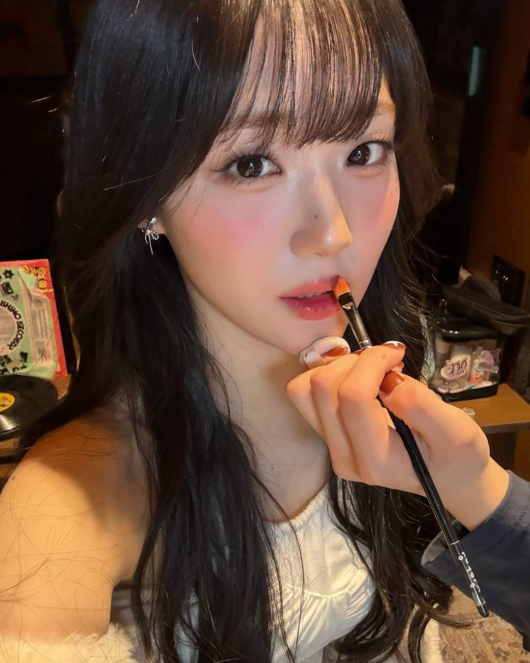 세상의 무쌍들 다 이리와❗️

쌍꺼풀이 없으신 분들, 메이크업 참고할 때 어떤 사진을 참고하시나요? 새로운 무쌍의 권위자를 소개하려 합니다😎 바로 트리플에스의 서연인데요. 쌍꺼풀이 없음에도 불구하고 다양한 화장 스타일을 찰떡같이 소화하며 화제가 되고 있는 멤버입니다.

서연의 메이크업을 보면 무쌍 메이크업의 정석을 보여주면서도, 결코 단조롭지 않다는 점이 포인트입니다. 화려한 펄 메이크업도, 내추럴한 블러셔 룩도, 청순한 데일리 메이크업도 완벽하게 어울리죠. 특히 음영을 적절히 활용해 깊이 있는 눈매를 연출하는 방식이 인상적입니다.

눈두덩이 답답해 보이지 않게 밝은 펄을 애교살과 눈 앞머리에 포인트로 넣는 것이 특징인데요. 덕분에 눈이 한층 더 반짝이고 또렷한 느낌을 줍니다. 아이라인은 무작정 길게 빼기보다는 눈매를 따라 자연스럽게 그려, 본래의 눈매를 살리면서도 시원한 인상을 주는 스타일입니다.

화려한 룩도 잘 어울리지만, 청순한 메이크업 역시 그녀만의 매력이 돋보이는 스타일이죠. 볼에 은은하게 블러셔를 얹고, 맑은 광택의 립을 사용해 생기 있는 룩을 연출하는 방식이 데일리로도 따라 하기 좋습니다. 러블리한 분위기를 원한다면, 서연처럼 핑크 톤 블러셔와 글로시한 립을 활용해보는 것도 추천합니다.

서연의 메이크업을 보면 무쌍도 다양한 메이크업을 시도할 수 있다는 걸 확실히 알 수 있는데요. 쌍꺼풀이 없어서 화장이 어렵다고 생각했다면, 그녀의 메이크업을 참고해보세요. 자연스러운 음영, 포인트 펄, 그리고 깔끔한 아이라인만으로도 무쌍의 매력을 극대화할 수 있습니다💄 이미지6