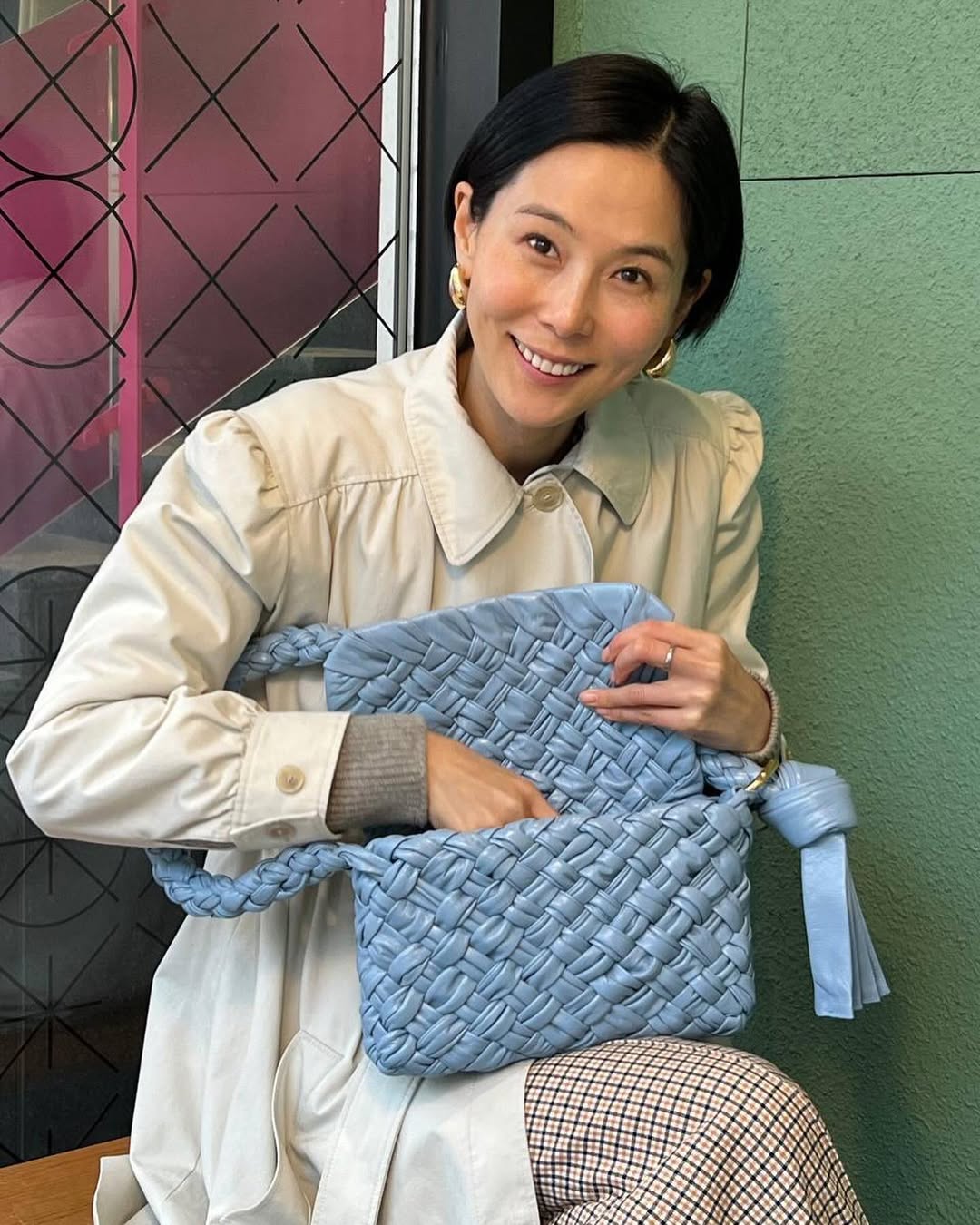 잘 산 트렌치코트는 만년템!🧥

자타 공인 패셔니스타 김나영. 최근 그녀는 유튜브에 자신의 최애 트렌치코트 리스트를 공개했는데요.

첫 번째 사진 속 트렌치 코트는 발렌시아가의 제품으로, 어깨 셔링이 포인트에요. 셔링 디테일 하나로 트렌치코트에 러블리 무드가 더해졌어요.

4번째 사진 속 제품은 렉토의 아우터로, 연한 버터 컬러가 포인트입니다. 얇은 두께 덕에 애매한 날씨에 가장 즐겨 입는 아우터로 꼽았어요.

다음으로는 '트렌치코트의 정석' 버버리 트렌치코트인데요. 이 코트를 입으면 마치 '일잘러'가 되는 기분이 든다고 해요.

8번째 사진 속 스카프가 달린 트렌치코트는 더 로우의 제품입니다. 트렌치코트로 우아한 느낌을 내고 싶다면 참고하기 좋습니다.

마지막은 피비 파일로가 셀린느에서 마지막으로 디자인한 제품이에요. 마치 트렌치코트를 겹쳐 입은 듯한 비주얼이 인상적입니다.

베이직 디자인부터 변주를 준 유니크한 디자인까지! 다채로운 매력 속에서 자신의 스타일에 맞는 트렌치코트는 만년템이 되어줄 겁니다✨ 이미지