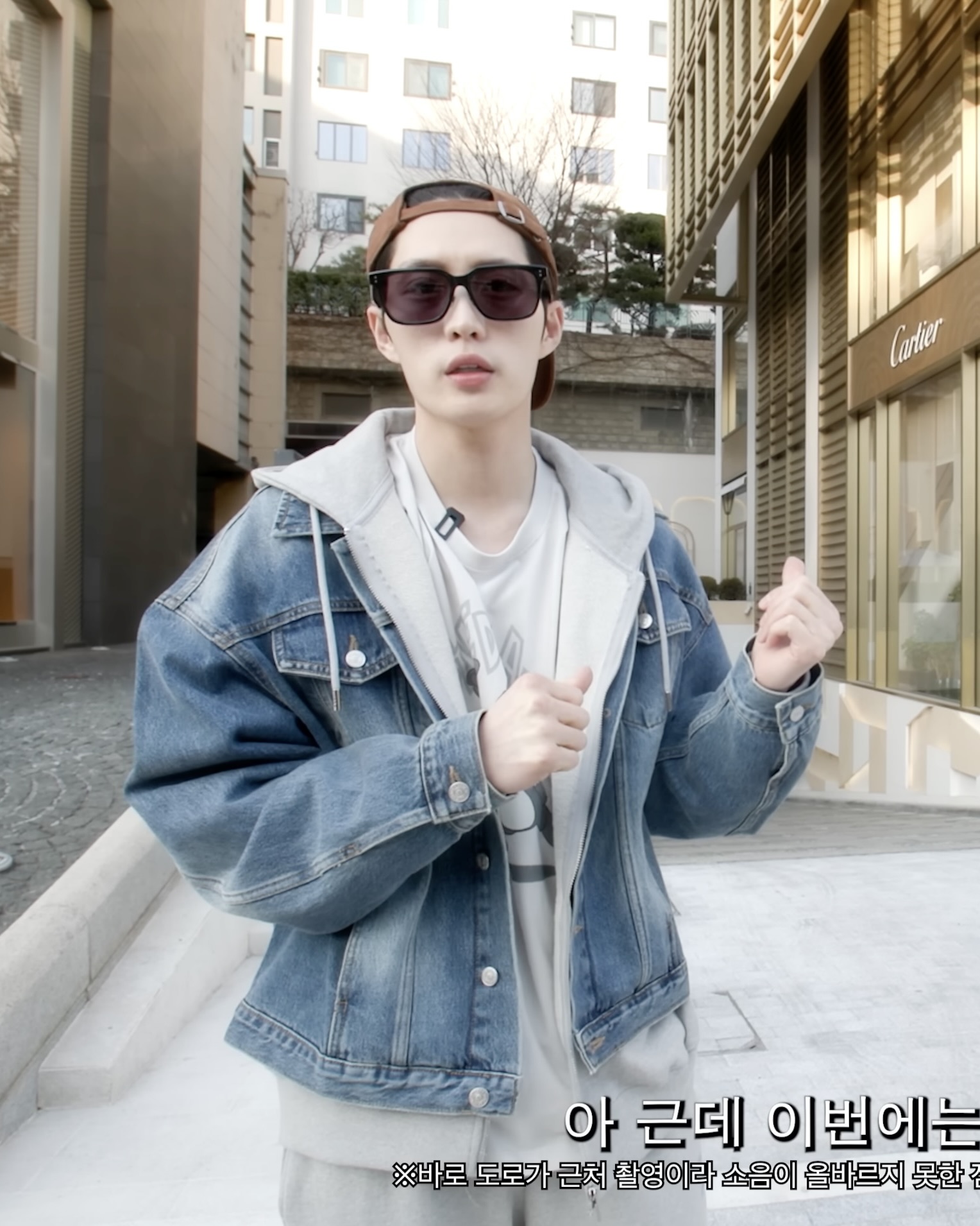 김준호 선수의 깜짝 선물?🎁

김준호 선수가 아내를 위해 준비한 특별한 선물, 바로 까르띠에 베누아 미니 워치였습니다! 아내의 첫 명품 시계를 고르기 위해 부티크를 방문한 그는 무려 1시간 동안 신중하게 고민하며 최고의 선택을 했는데요. 선물을 준비하는 과정에서 보여준 세심한 모습이 인상적이었죠.

까르띠에 베누아 미니 워치는 브랜드를 대표하는 클래식한 아이템으로, 부드러운 타원형 다이얼과 우아한 곡선이 특징입니다. 심플하면서도 고급스러운 디자인 덕분에 많은 사람들에게 사랑받고 있죠. 김준호가 선택한 모델은 옐로우 골드 케이스, 블랙 바니시 송아지 가죽 스트랩, 그리고 옐로우 골드 비즈 크라운이 더해진 럭셔리한 모델인데요. 이 시계의 가격은 약 1,100만 원으로, 가격만큼이나 아내에 대한 사랑이 느껴지는 선물이었죠🤭

가장 감동적인 순간은 역시 가족과 함께한 언박싱이었는데요. 김준호는 아들 은우와 함께 선물을 열어보며 아내의 반응을 지켜봤습니다. 시계를 받아든 아내는 정말 행복해했고, 이를 바라보는 김준호의 표정에서도 사랑이 가득 느껴졌죠. 소중한 순간을 기록한 영상에서는 가족의 따뜻한 분위기가 그대로 전해졌습니다.

이 까르띠에 베누아 미니 워치는 강민경, 차정원 등 패셔니스타들도 자주 착용하는 아이템으로 유명한데요. 세련된 디자인 덕분에 어떤 스타일에도 자연스럽게 어울려 데일리 워치로 손색없는 제품입니다.

아내에게 특별한 선물을 고민 중이라면? 김준호 선수가 선택한 까르띠에 베누아 미니 워치를 참고해보세요! 🎁💖 이미지