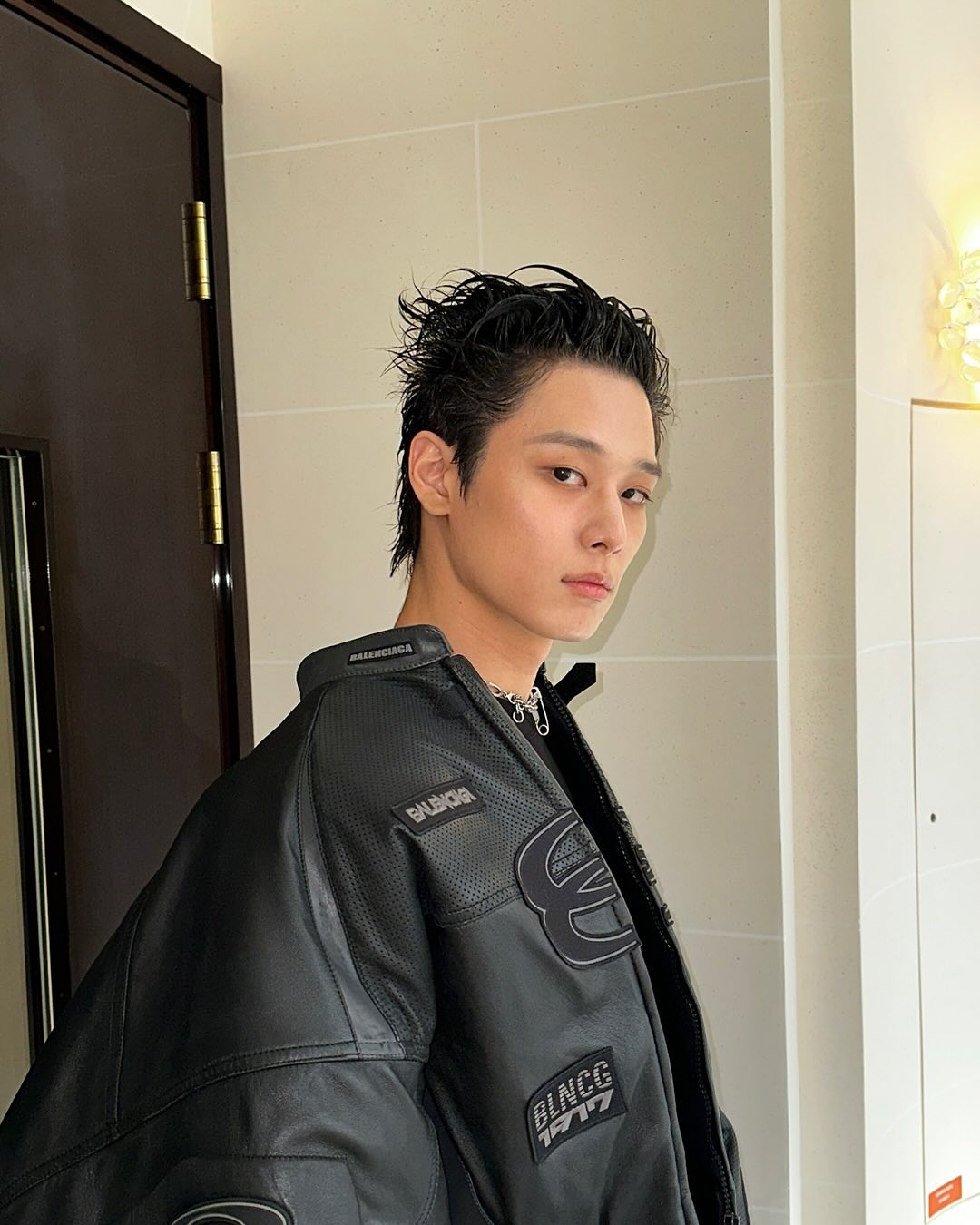 미남의 축복은 끝이 없도다❤️
패션위크와 K셀럽은 더이상 떼려야 뗄 수 없는 관계가 되었죠. 이번 4대 컬렉션에 초대받은 셀럽 중 눈에 띄는 건 K 셀럽의 빛나는 외모였어요.
보는 것만으로 안구 정화되는 듯한 그들의 꽃같은 비주얼을 함께 감상하시죠🤍
1. 박서준 - 샤넬 쇼 참석
2. 차은우 - 생 로랑 쇼 참석
3. 필릭스 - 루이비통 쇼 참석
4. 더보이즈 주연 - 발렌시아가 쇼 참석 이미지7