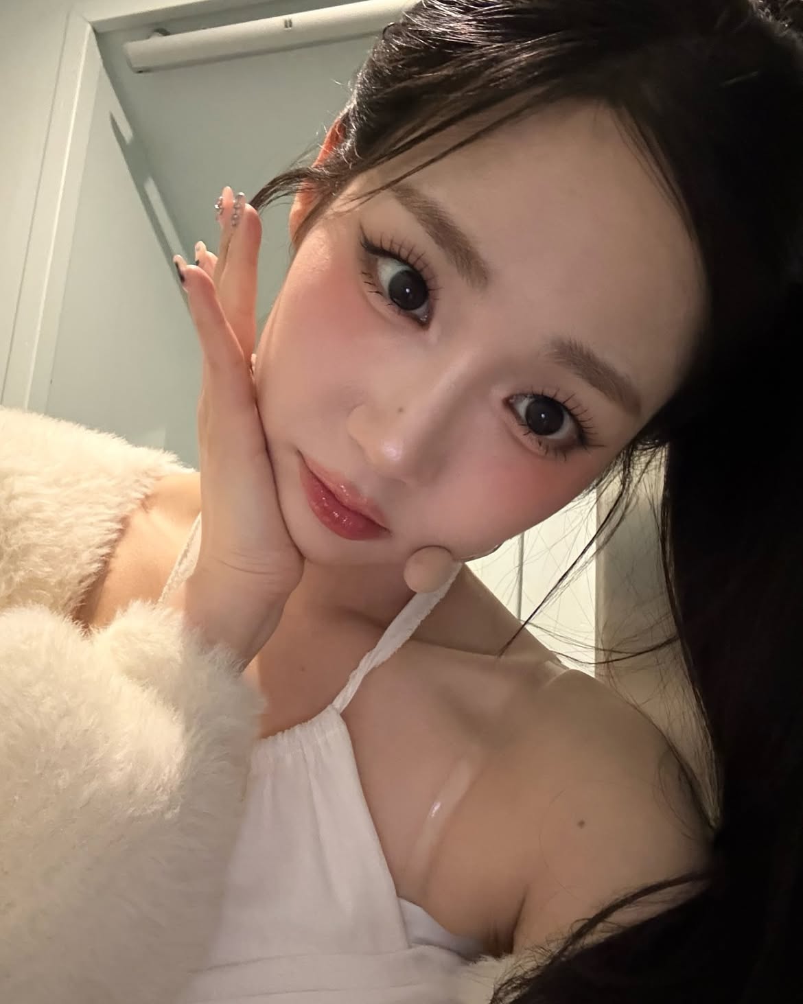 세상의 무쌍들 다 이리와❗️

쌍꺼풀이 없으신 분들, 메이크업 참고할 때 어떤 사진을 참고하시나요? 새로운 무쌍의 권위자를 소개하려 합니다😎 바로 트리플에스의 서연인데요. 쌍꺼풀이 없음에도 불구하고 다양한 화장 스타일을 찰떡같이 소화하며 화제가 되고 있는 멤버입니다.

서연의 메이크업을 보면 무쌍 메이크업의 정석을 보여주면서도, 결코 단조롭지 않다는 점이 포인트입니다. 화려한 펄 메이크업도, 내추럴한 블러셔 룩도, 청순한 데일리 메이크업도 완벽하게 어울리죠. 특히 음영을 적절히 활용해 깊이 있는 눈매를 연출하는 방식이 인상적입니다.

눈두덩이 답답해 보이지 않게 밝은 펄을 애교살과 눈 앞머리에 포인트로 넣는 것이 특징인데요. 덕분에 눈이 한층 더 반짝이고 또렷한 느낌을 줍니다. 아이라인은 무작정 길게 빼기보다는 눈매를 따라 자연스럽게 그려, 본래의 눈매를 살리면서도 시원한 인상을 주는 스타일입니다.

화려한 룩도 잘 어울리지만, 청순한 메이크업 역시 그녀만의 매력이 돋보이는 스타일이죠. 볼에 은은하게 블러셔를 얹고, 맑은 광택의 립을 사용해 생기 있는 룩을 연출하는 방식이 데일리로도 따라 하기 좋습니다. 러블리한 분위기를 원한다면, 서연처럼 핑크 톤 블러셔와 글로시한 립을 활용해보는 것도 추천합니다.

서연의 메이크업을 보면 무쌍도 다양한 메이크업을 시도할 수 있다는 걸 확실히 알 수 있는데요. 쌍꺼풀이 없어서 화장이 어렵다고 생각했다면, 그녀의 메이크업을 참고해보세요. 자연스러운 음영, 포인트 펄, 그리고 깔끔한 아이라인만으로도 무쌍의 매력을 극대화할 수 있습니다💄 이미지3