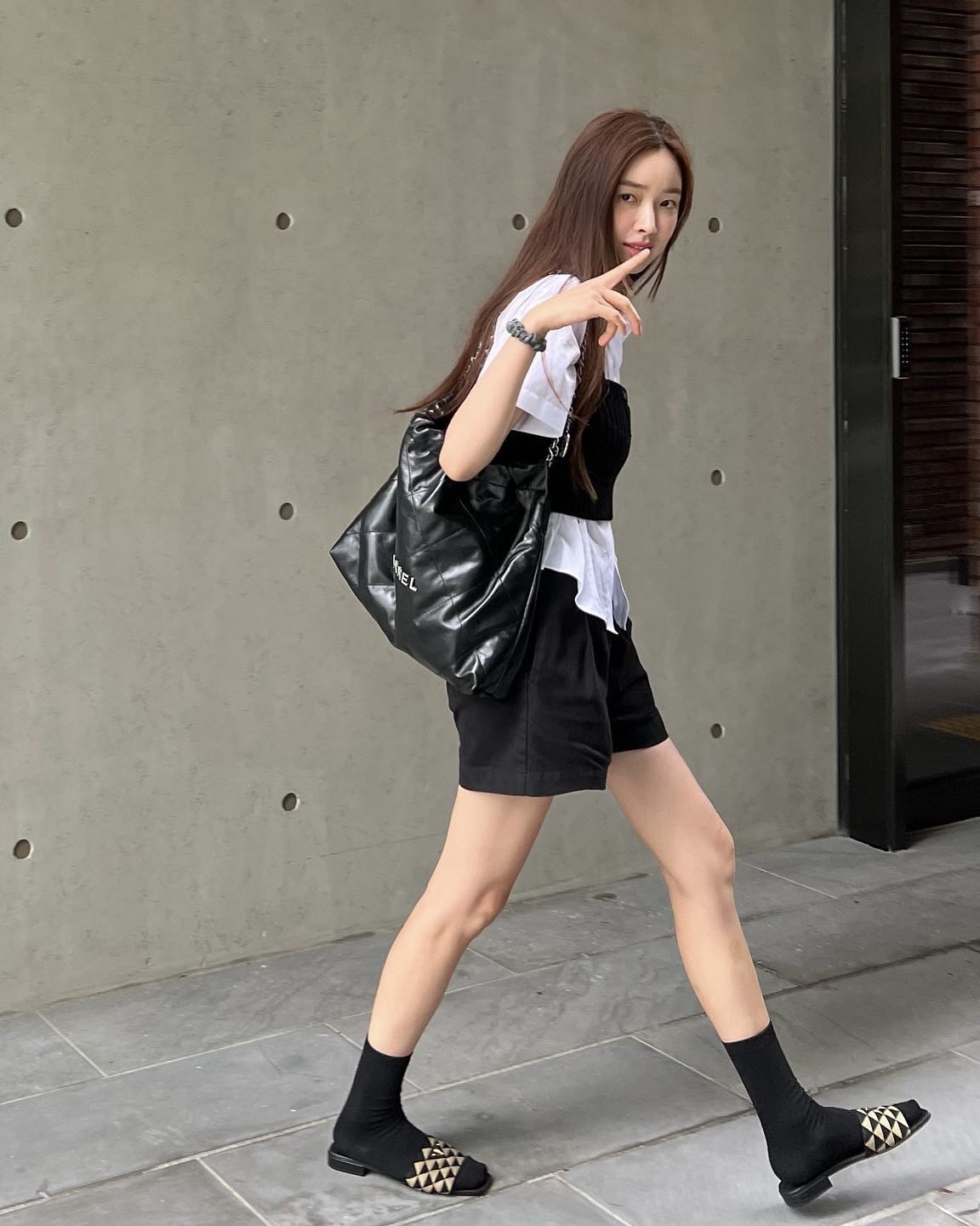 클래식 말고 딱 1개만 산다면? 🤔
‘샤넬 가방 하나 사고 싶은데, 클래식은 뭔가 좀 느끼해…’ 혹시 이런 고민을 하고 계신가요? 좀 더 휘뚜루마뚜루 실용적으로 활용하면서도, 샤넬만의 감성을 놓치지 않은 가방을 원한다면 22백이 정답입니다.
샤넬 22백은 이름에서 알 수 있듯 2022년에 출시된 가방인데요. 처음에는 유행템처럼 보였지만, 지금까지도 구하기 어려운 스테디셀러로 자리 잡으며 꾸준한 인기를 끌고 있습니다. 이유가 뭘까요? 바로 클래식과 캐주얼을 완벽하게 아우르는 디자인 덕분이죠.
부드러운 가죽에 체인 스트랩을 더해 어떤 스타일에도 자연스럽게 어우러지면서도, 샤넬 특유의 고급스러움은 그대로 유지한 것이 특징입니다. 덕분에 서예지, 김나영, 차정원, 손나은, 한혜진 등 다양한 스타들도 공항 패션, 여행 룩, 운동 갈 때, 심지어 격식 있는 자리에서도 이 백을 활용하는 모습을 자주 볼 수 있습니다. 활용도 하나만큼은 의심할 여지가 없죠.
현재 샤넬 22백 가격은 스몰 기준 822만 원입니다. 미니부터 라지까지 다양한 사이즈로 출시되며, 가죽뿐만 아니라 데님 소재로도 만나볼 수 있습니다. 또, 백팩 형태로도 출시되니 취향에 따라 선택할 수 있는 폭도 넓죠. 무엇보다 샤넬의 가격 인상 속도를 고려하면, 지금이 가장 합리적인 타이밍일지도 모르겠습니다.
클래식 플랩백이 취향이 아니라면? 하나만 사도 제대로 뽕 뽑을 수 있는 아이템으로 샤넬 22백, 추천합니다😎
이미지3