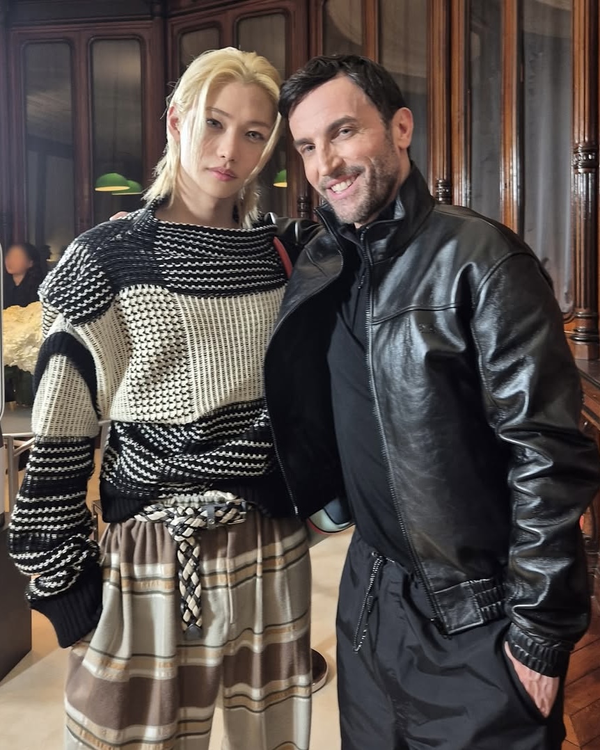 미남의 축복은 끝이 없도다❤️
패션위크와 K셀럽은 더이상 떼려야 뗄 수 없는 관계가 되었죠. 이번 4대 컬렉션에 초대받은 셀럽 중 눈에 띄는 건 K 셀럽의 빛나는 외모였어요.
보는 것만으로 안구 정화되는 듯한 그들의 꽃같은 비주얼을 함께 감상하시죠🤍
1. 박서준 - 샤넬 쇼 참석
2. 차은우 - 생 로랑 쇼 참석
3. 필릭스 - 루이비통 쇼 참석
4. 더보이즈 주연 - 발렌시아가 쇼 참석 이미지6