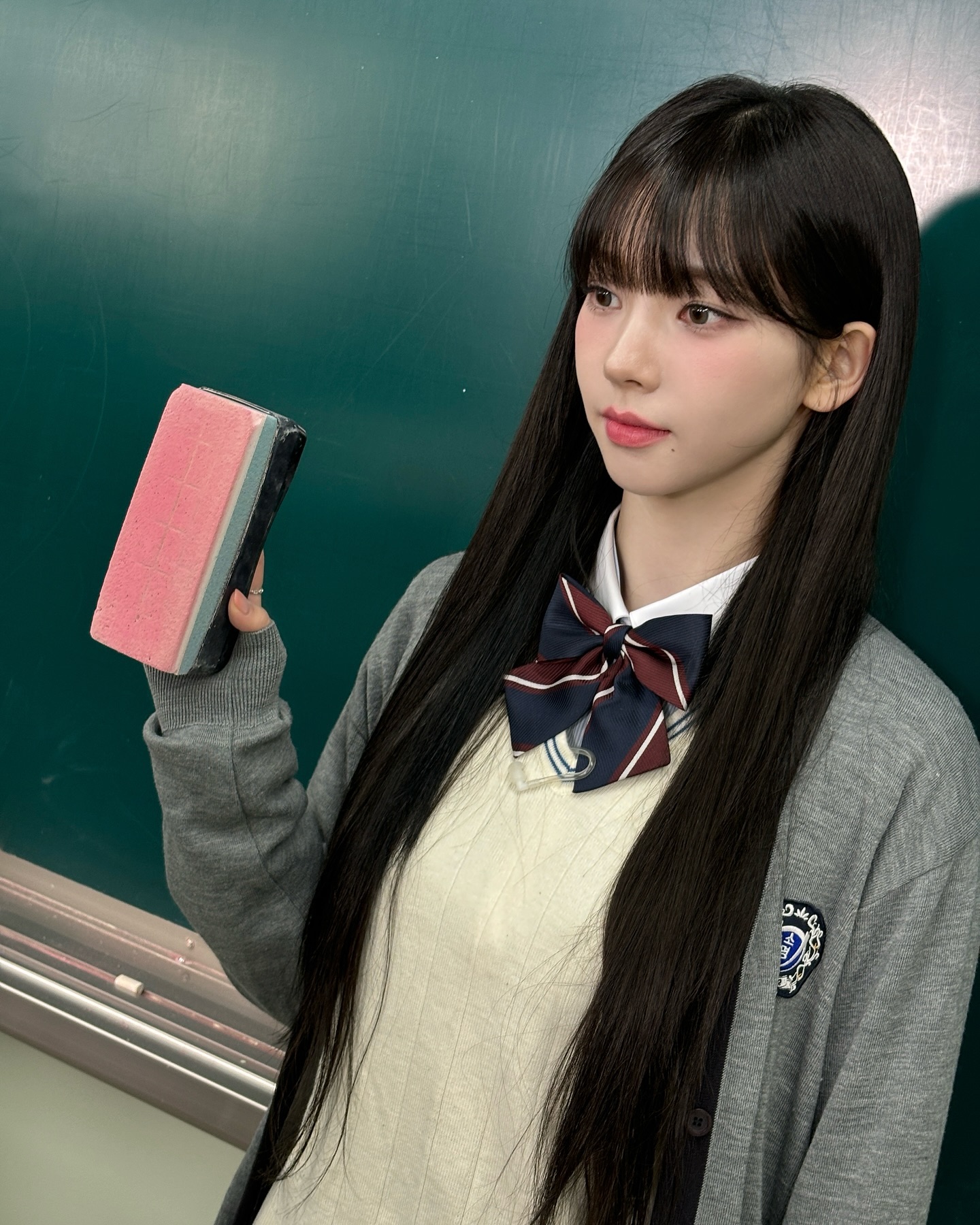 앞머리 고민? 이제 끝이야😎

장원영의 최근 인스타그램 포스트에는 눈에 띄는 공통점이 있죠. 바로 앞머리! 풀 뱅 스타일로 꽉 채운 앞머리가 시선을 사로잡는데요. 장원영뿐만이 아닙니다. 아일릿 모카, 르세라핌 은채, 에스파 윈터, 카리나 등 핫한 스타들도 모두 풀 뱅 헤어스타일을 선보이고 있죠.

풀 뱅은 얼굴형을 보완하는 데 탁월한 스타일입니다. 특히 이마가 넓거나 얼굴이 긴 편이라면 더욱 잘 어울리는데요. 앞머리가 이마를 가려주면서 얼굴 비율을 조정해 주기 때문이죠. 둥근 얼굴형이라도 풀 뱅을 적당한 길이로 조절하면 귀여우면서도 세련된 느낌을 살릴 수 있습니다.

스타들의 풀 뱅 스타일링을 보면, 단순히 앞머리를 내리는 것에서 끝나지 않는다는 걸 알 수 있습니다. 장원영처럼 윤기 나는 생머리와 함께 연출하면 클래식한 분위기, 모카처럼 내추럴한 웨이브를 더하면 러블리한 무드도 연출할 수 있습니다. 은채처럼 레이어드 컷과 함께하면 더욱 자연스러운 느낌을 낼 수 있죠.

풀 뱅의 가장 큰 장점은 얼굴선을 따라 흐르는 앞머리와 함께 다양한 스타일링이 가능하다는 점인데요. 앞머리를 완전히 내리면 차분한 이미지, 살짝 옆으로 넘기면 내추럴한 분위기까지 연출할 수 있어 활용도가 높습니다.

다가오는 따뜻한 계절, 헤어스타일 변신을 고민하고 있다면 풀 뱅은 어떨까요? 이 사진을 들고 미용실로 출발해 봅시다! ✂️✨ 이미지8