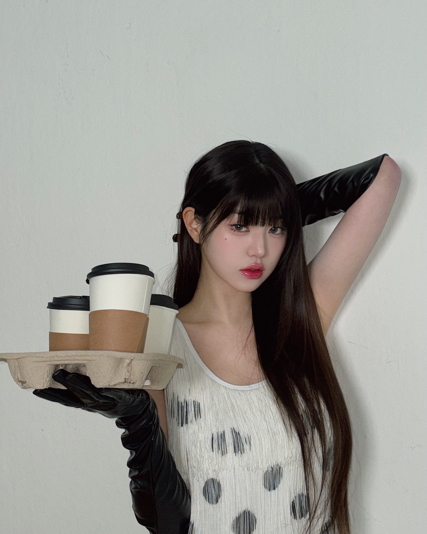 앞머리 고민? 이제 끝이야😎

장원영의 최근 인스타그램 포스트에는 눈에 띄는 공통점이 있죠. 바로 앞머리! 풀 뱅 스타일로 꽉 채운 앞머리가 시선을 사로잡는데요. 장원영뿐만이 아닙니다. 아일릿 모카, 르세라핌 은채, 에스파 윈터, 카리나 등 핫한 스타들도 모두 풀 뱅 헤어스타일을 선보이고 있죠.

풀 뱅은 얼굴형을 보완하는 데 탁월한 스타일입니다. 특히 이마가 넓거나 얼굴이 긴 편이라면 더욱 잘 어울리는데요. 앞머리가 이마를 가려주면서 얼굴 비율을 조정해 주기 때문이죠. 둥근 얼굴형이라도 풀 뱅을 적당한 길이로 조절하면 귀여우면서도 세련된 느낌을 살릴 수 있습니다.

스타들의 풀 뱅 스타일링을 보면, 단순히 앞머리를 내리는 것에서 끝나지 않는다는 걸 알 수 있습니다. 장원영처럼 윤기 나는 생머리와 함께 연출하면 클래식한 분위기, 모카처럼 내추럴한 웨이브를 더하면 러블리한 무드도 연출할 수 있습니다. 은채처럼 레이어드 컷과 함께하면 더욱 자연스러운 느낌을 낼 수 있죠.

풀 뱅의 가장 큰 장점은 얼굴선을 따라 흐르는 앞머리와 함께 다양한 스타일링이 가능하다는 점인데요. 앞머리를 완전히 내리면 차분한 이미지, 살짝 옆으로 넘기면 내추럴한 분위기까지 연출할 수 있어 활용도가 높습니다.

다가오는 따뜻한 계절, 헤어스타일 변신을 고민하고 있다면 풀 뱅은 어떨까요? 이 사진을 들고 미용실로 출발해 봅시다! ✂️✨ 이미지2