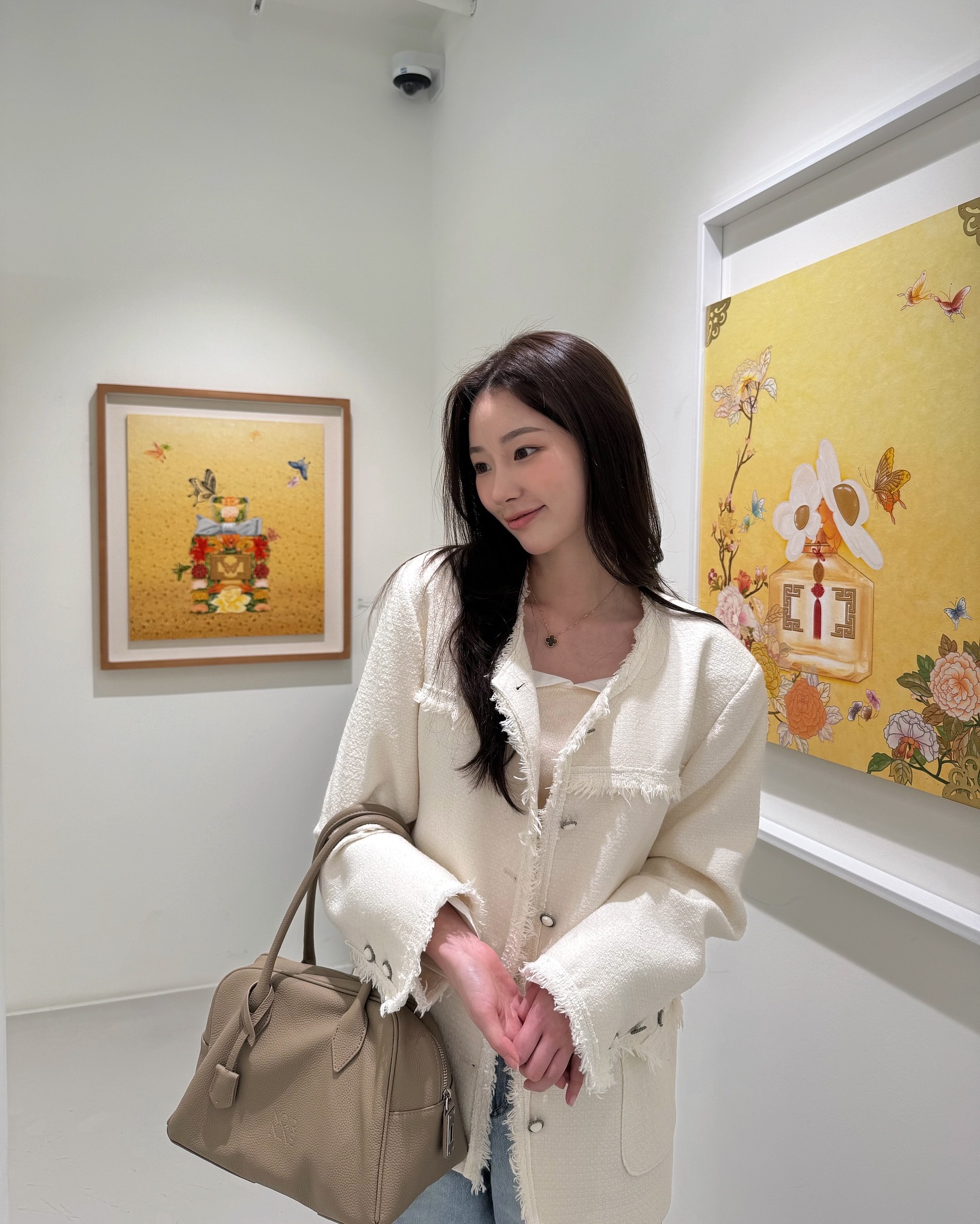 얼굴에 형광등 켜지는 이 아우터🤍
올봄엔 화사한 화이트 트위드 자켓으로✨ 이미지