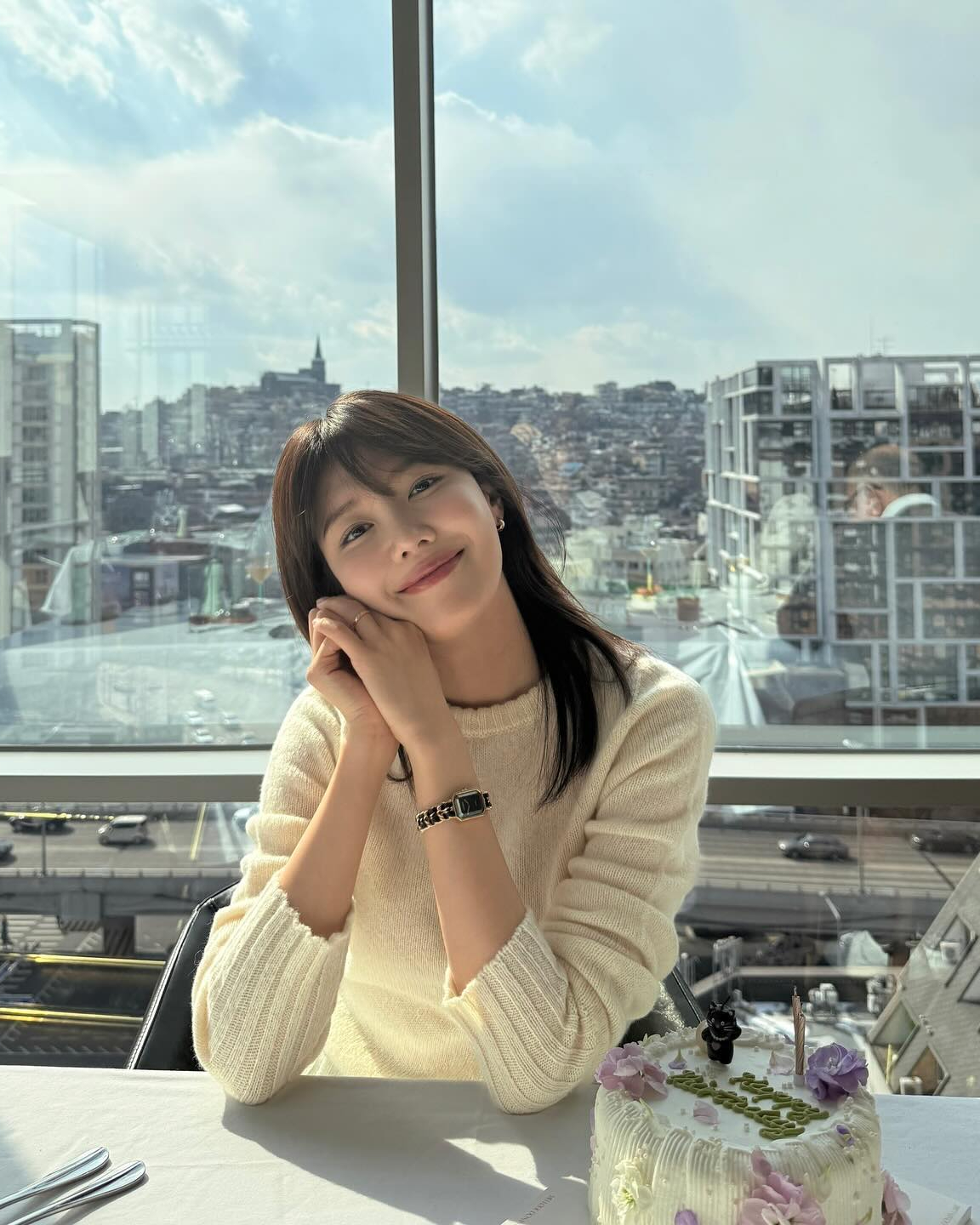 셀럽들의 탐나는 손목시계 정보⌚️

영롱한 손목시계는 패션에서 고급스러움을 한층 더해주는 아이템이죠. 한 번 구입하면 오랫동안 사용할 셀럽들의 손목시계를 소개해드릴게요!💛

1-4. 수영, 차정원: 샤넬 프리미에르 워치
5-6. 소희: 까르띠에 베누아 워치 미니
7-8. 최지우: 예거 르쿨트르 랑데부 셀레스티얼 이미지