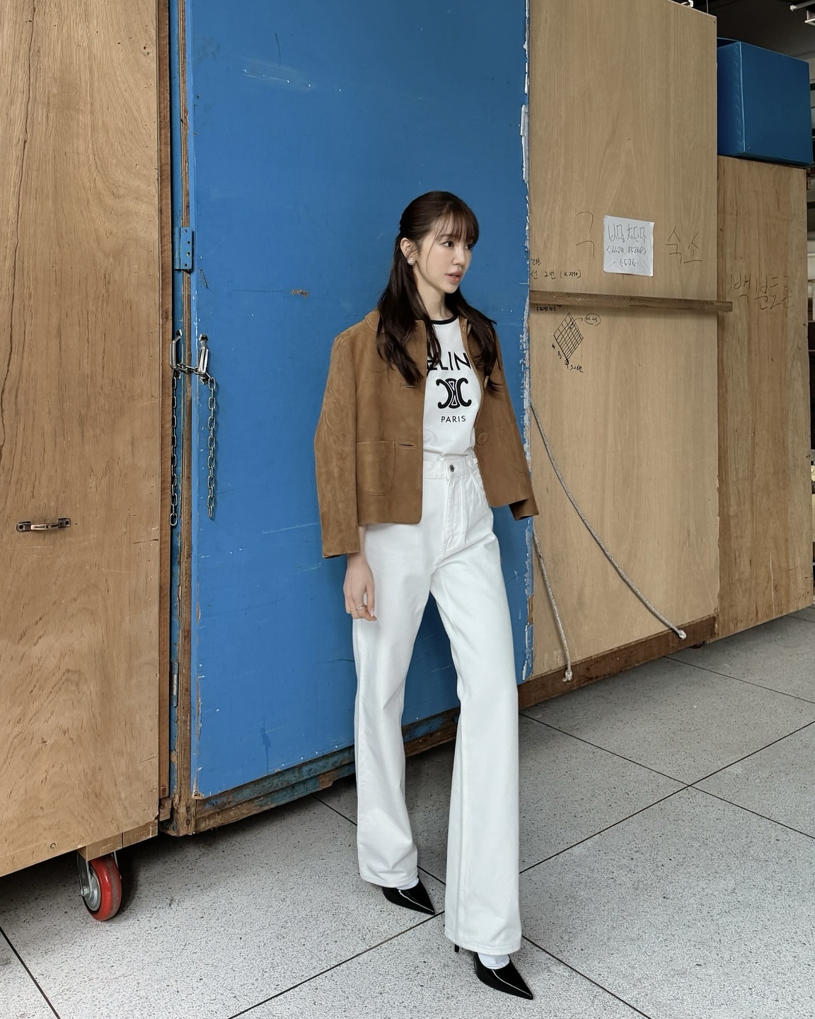 비율 싹싹김치 윤은혜룩🤎

오늘 윤은혜의 인스타그램에 몇 장의 사진이 업로드 되었습니다. 사진 속 윤은혜는 프린팅 링거티에 화이트 팬츠, 스웨이드 아우터를 걸쳤는데요. 화이트, 네이비, 브라운 컬러 조합이 세련되며, 미니멀한 무드를 완성 시켜줬죠. 윤은혜의 착장 정보는 아래와 같습니다.

- 상의: 셀린느 CELINE PARIS 티셔츠 코튼 저지 89만 원
- 하의: 셀린느 제인 플레어 진 옵틱 화이트 워시 데님 160만 원
- 아우터: 셀린느 스웨이드 캐러멜 재킷 690만 원 이미지3
