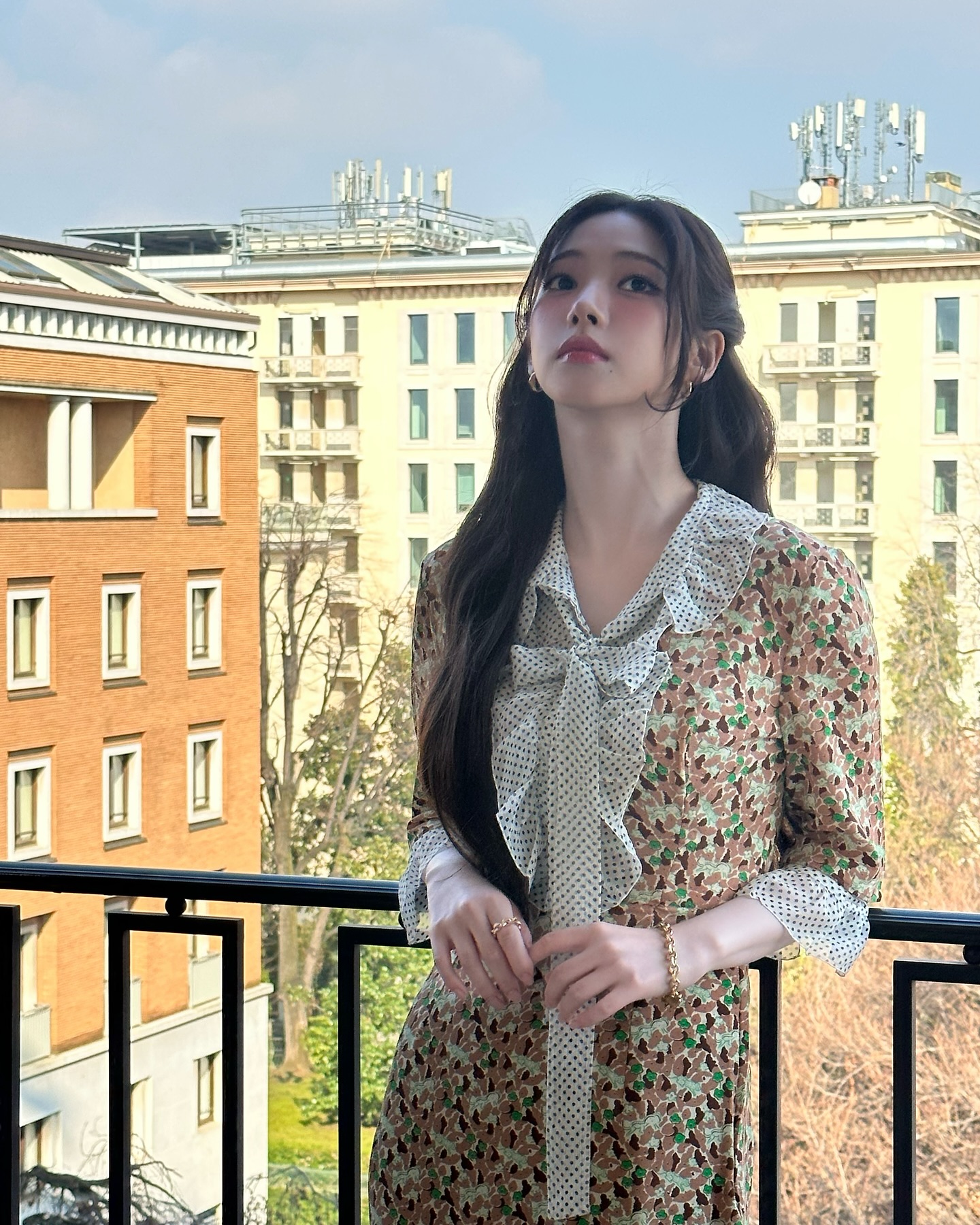 셀럽들이 자주 하는 헤어 치트키❓
얼굴 여백 삭제 되는 더듬이 머리🖤 이미지5