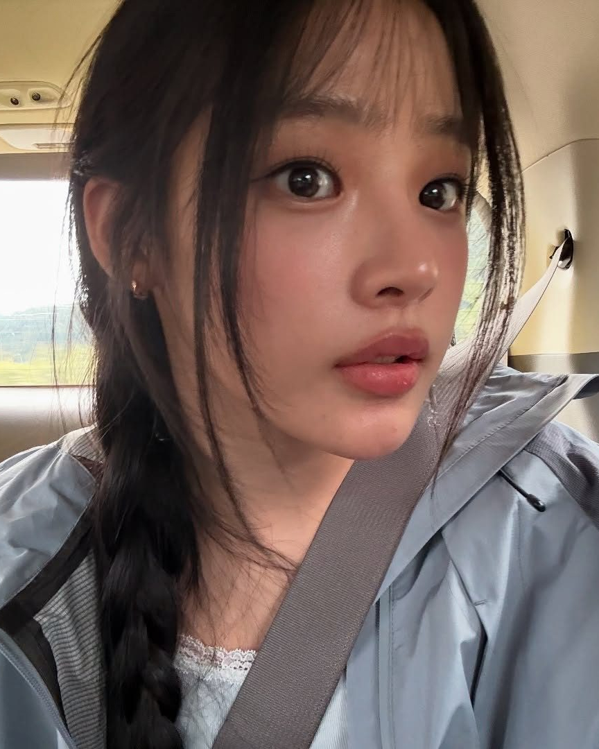 셀럽들이 자주 하는 헤어 치트키❓
얼굴 여백 삭제 되는 더듬이 머리🖤 이미지7