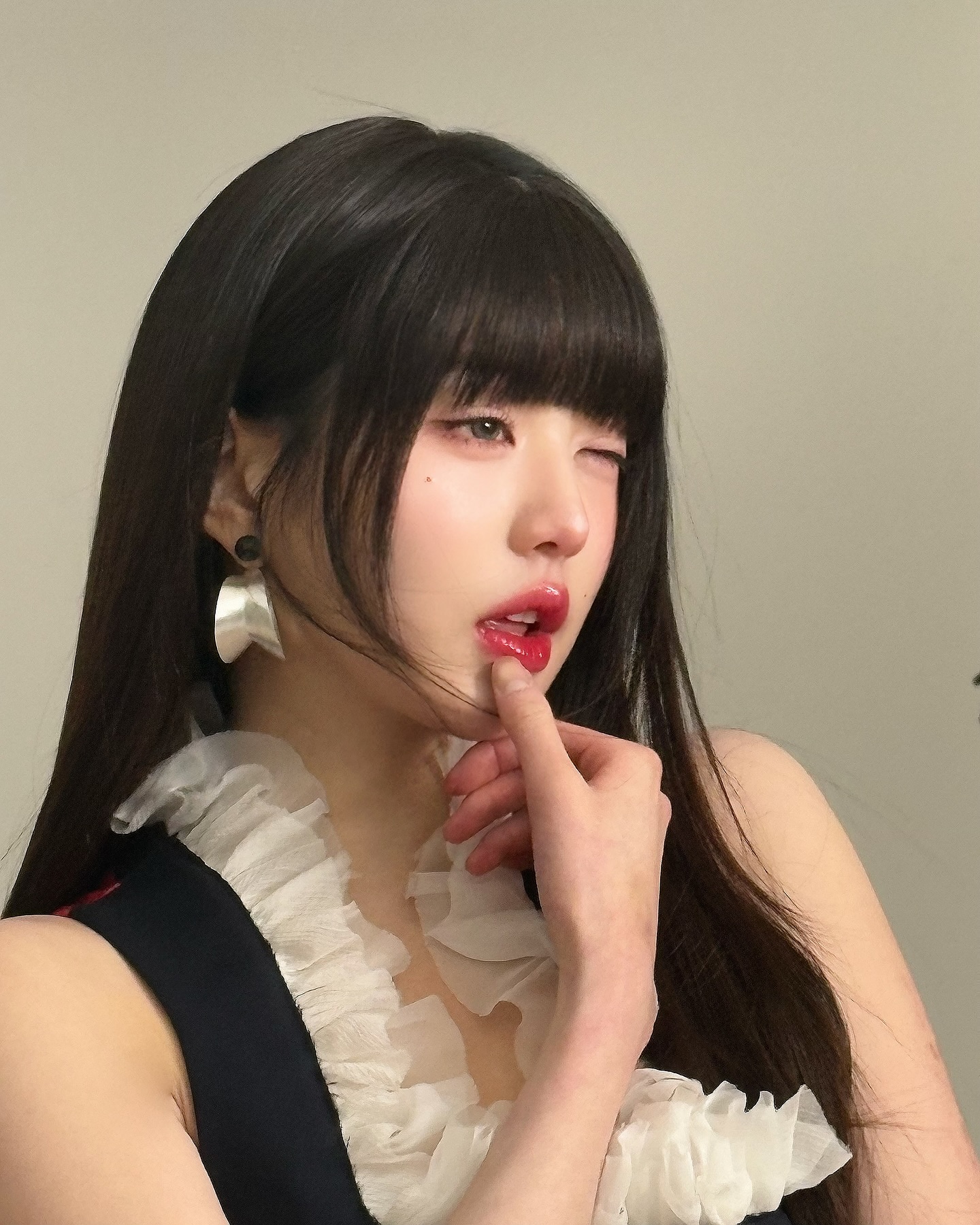 앞머리 고민? 이제 끝이야😎

장원영의 최근 인스타그램 포스트에는 눈에 띄는 공통점이 있죠. 바로 앞머리! 풀 뱅 스타일로 꽉 채운 앞머리가 시선을 사로잡는데요. 장원영뿐만이 아닙니다. 아일릿 모카, 르세라핌 은채, 에스파 윈터, 카리나 등 핫한 스타들도 모두 풀 뱅 헤어스타일을 선보이고 있죠.

풀 뱅은 얼굴형을 보완하는 데 탁월한 스타일입니다. 특히 이마가 넓거나 얼굴이 긴 편이라면 더욱 잘 어울리는데요. 앞머리가 이마를 가려주면서 얼굴 비율을 조정해 주기 때문이죠. 둥근 얼굴형이라도 풀 뱅을 적당한 길이로 조절하면 귀여우면서도 세련된 느낌을 살릴 수 있습니다.

스타들의 풀 뱅 스타일링을 보면, 단순히 앞머리를 내리는 것에서 끝나지 않는다는 걸 알 수 있습니다. 장원영처럼 윤기 나는 생머리와 함께 연출하면 클래식한 분위기, 모카처럼 내추럴한 웨이브를 더하면 러블리한 무드도 연출할 수 있습니다. 은채처럼 레이어드 컷과 함께하면 더욱 자연스러운 느낌을 낼 수 있죠.

풀 뱅의 가장 큰 장점은 얼굴선을 따라 흐르는 앞머리와 함께 다양한 스타일링이 가능하다는 점인데요. 앞머리를 완전히 내리면 차분한 이미지, 살짝 옆으로 넘기면 내추럴한 분위기까지 연출할 수 있어 활용도가 높습니다.

다가오는 따뜻한 계절, 헤어스타일 변신을 고민하고 있다면 풀 뱅은 어떨까요? 이 사진을 들고 미용실로 출발해 봅시다! ✂️✨ 이미지4