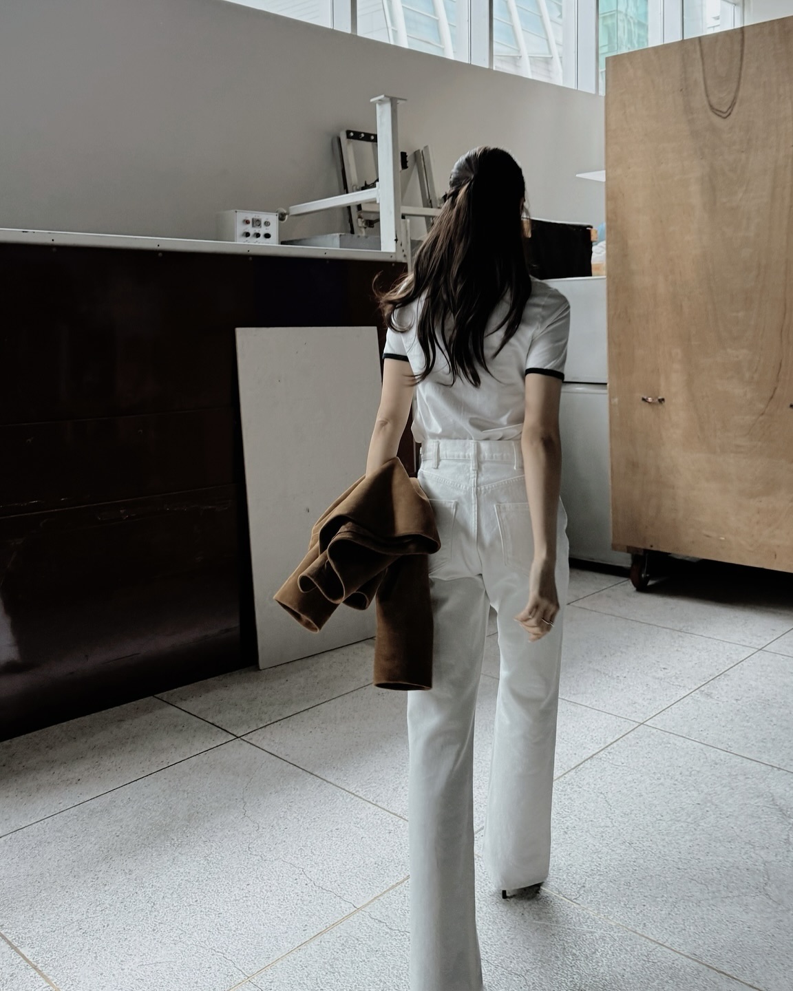 비율 싹싹김치 윤은혜룩🤎

오늘 윤은혜의 인스타그램에 몇 장의 사진이 업로드 되었습니다. 사진 속 윤은혜는 프린팅 링거티에 화이트 팬츠, 스웨이드 아우터를 걸쳤는데요. 화이트, 네이비, 브라운 컬러 조합이 세련되며, 미니멀한 무드를 완성 시켜줬죠. 윤은혜의 착장 정보는 아래와 같습니다.

- 상의: 셀린느 CELINE PARIS 티셔츠 코튼 저지 89만 원
- 하의: 셀린느 제인 플레어 진 옵틱 화이트 워시 데님 160만 원
- 아우터: 셀린느 스웨이드 캐러멜 재킷 690만 원 이미지4