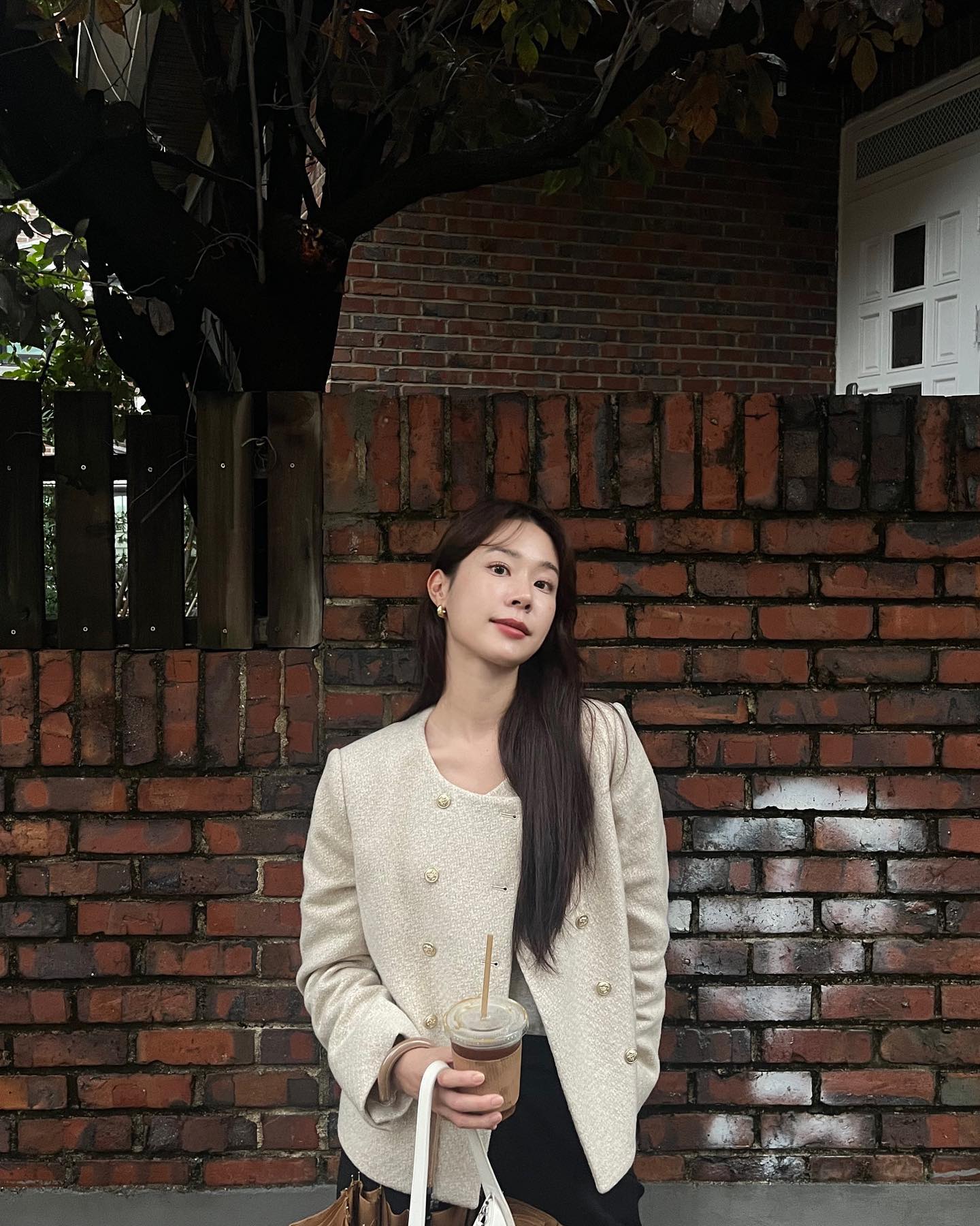 얼굴에 형광등 켜지는 이 아우터🤍
올봄엔 화사한 화이트 트위드 자켓으로✨ 이미지3