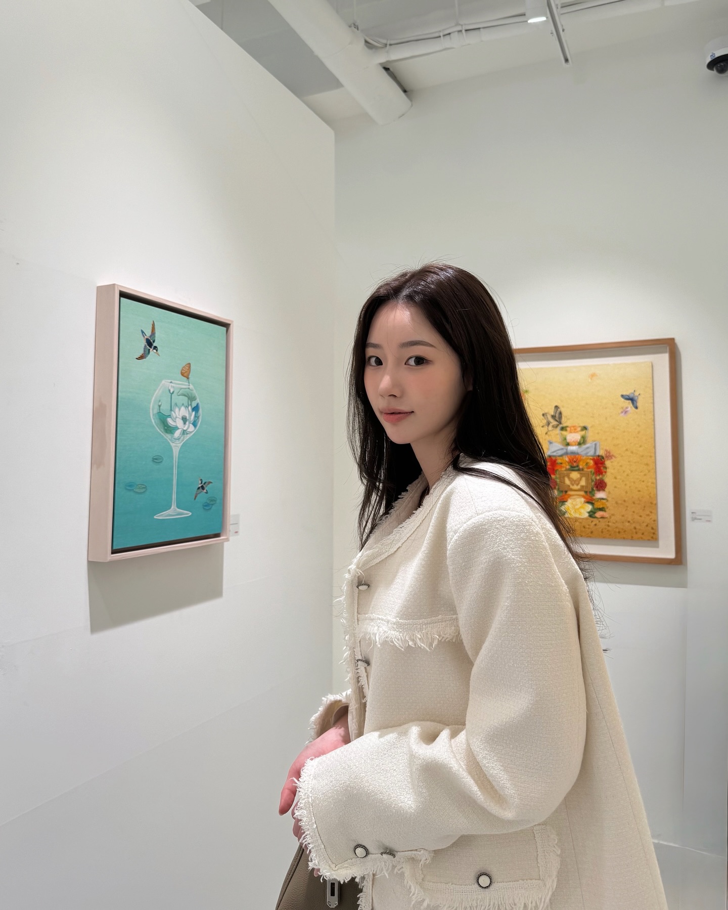 얼굴에 형광등 켜지는 이 아우터🤍
올봄엔 화사한 화이트 트위드 자켓으로✨ 이미지6