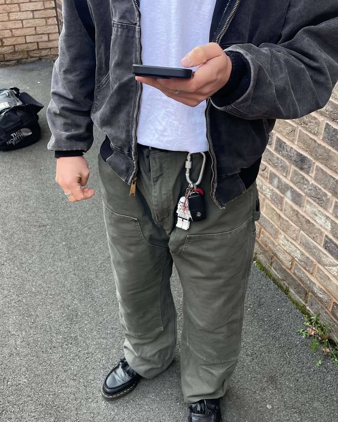 작은 디테일로 거친 무드를 더하는 터프한 한 끗.⚡🔗 이미지