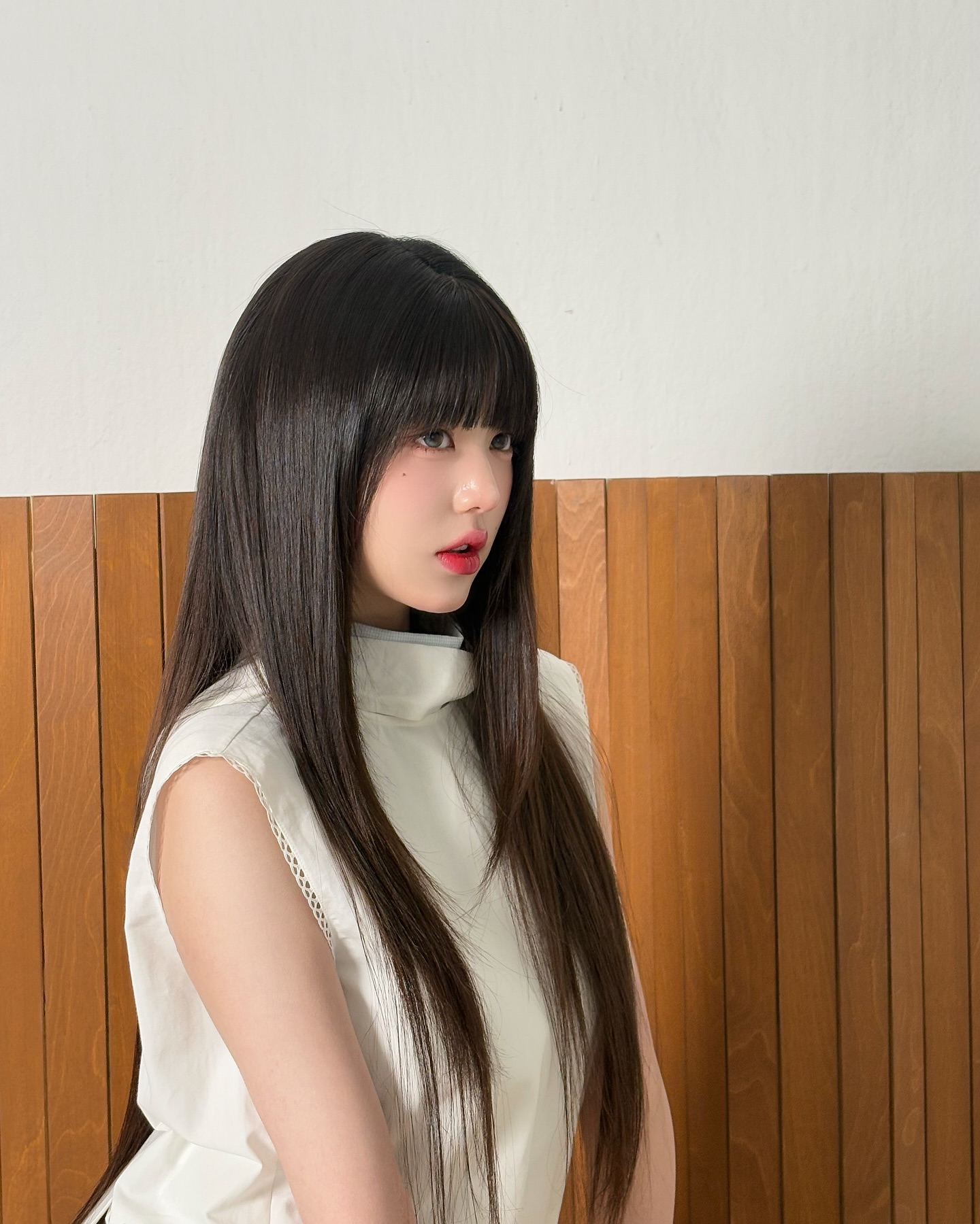 앞머리 고민? 이제 끝이야😎

장원영의 최근 인스타그램 포스트에는 눈에 띄는 공통점이 있죠. 바로 앞머리! 풀 뱅 스타일로 꽉 채운 앞머리가 시선을 사로잡는데요. 장원영뿐만이 아닙니다. 아일릿 모카, 르세라핌 은채, 에스파 윈터, 카리나 등 핫한 스타들도 모두 풀 뱅 헤어스타일을 선보이고 있죠.

풀 뱅은 얼굴형을 보완하는 데 탁월한 스타일입니다. 특히 이마가 넓거나 얼굴이 긴 편이라면 더욱 잘 어울리는데요. 앞머리가 이마를 가려주면서 얼굴 비율을 조정해 주기 때문이죠. 둥근 얼굴형이라도 풀 뱅을 적당한 길이로 조절하면 귀여우면서도 세련된 느낌을 살릴 수 있습니다.

스타들의 풀 뱅 스타일링을 보면, 단순히 앞머리를 내리는 것에서 끝나지 않는다는 걸 알 수 있습니다. 장원영처럼 윤기 나는 생머리와 함께 연출하면 클래식한 분위기, 모카처럼 내추럴한 웨이브를 더하면 러블리한 무드도 연출할 수 있습니다. 은채처럼 레이어드 컷과 함께하면 더욱 자연스러운 느낌을 낼 수 있죠.

풀 뱅의 가장 큰 장점은 얼굴선을 따라 흐르는 앞머리와 함께 다양한 스타일링이 가능하다는 점인데요. 앞머리를 완전히 내리면 차분한 이미지, 살짝 옆으로 넘기면 내추럴한 분위기까지 연출할 수 있어 활용도가 높습니다.

다가오는 따뜻한 계절, 헤어스타일 변신을 고민하고 있다면 풀 뱅은 어떨까요? 이 사진을 들고 미용실로 출발해 봅시다! ✂️✨ 이미지5