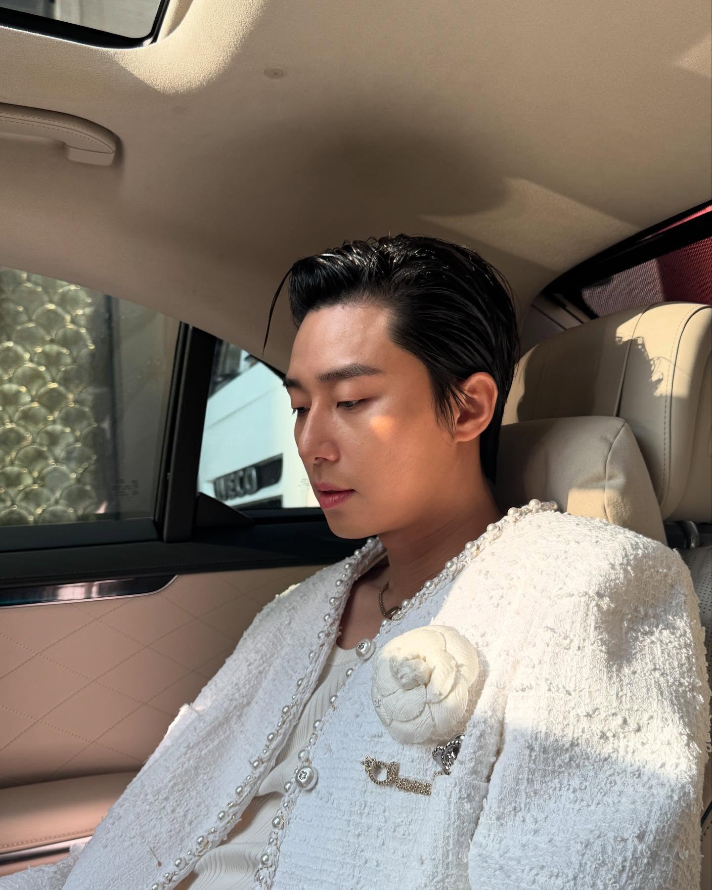 얼굴에 형광등 켜지는 이 아우터🤍
올봄엔 화사한 화이트 트위드 자켓으로✨ 이미지5