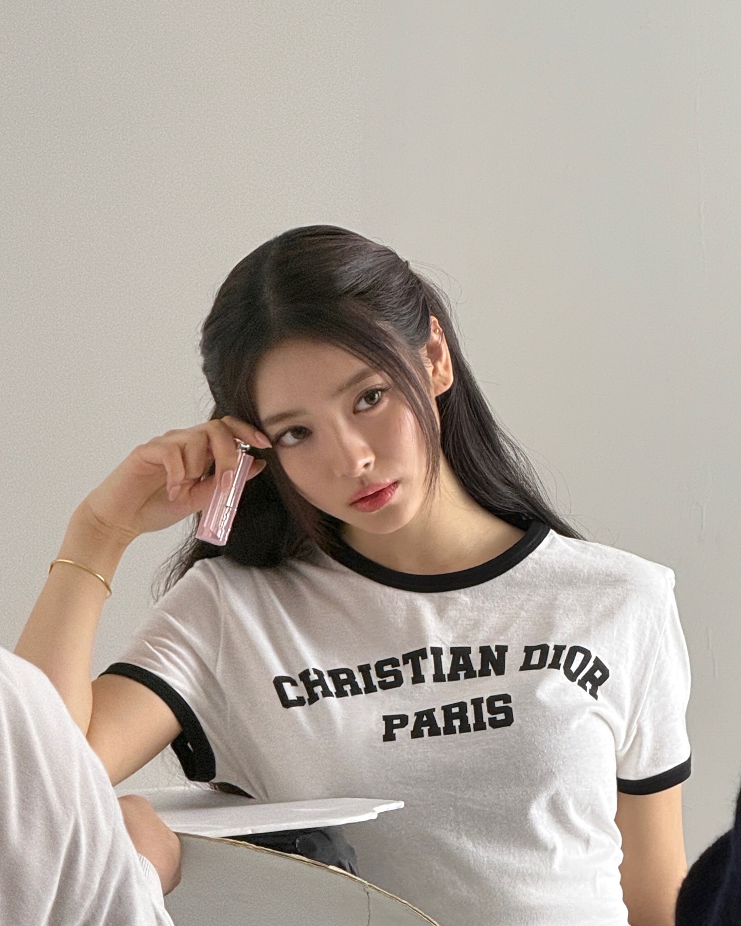 셀럽들이 자주 하는 헤어 치트키❓
얼굴 여백 삭제 되는 더듬이 머리🖤 이미지