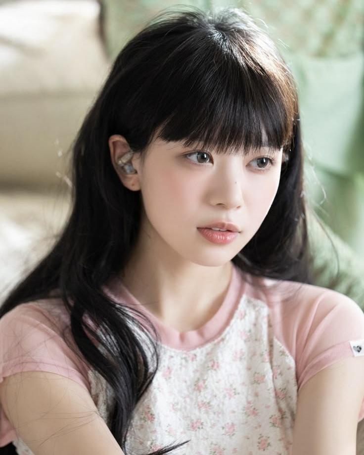 앞머리 고민? 이제 끝이야😎

장원영의 최근 인스타그램 포스트에는 눈에 띄는 공통점이 있죠. 바로 앞머리! 풀 뱅 스타일로 꽉 채운 앞머리가 시선을 사로잡는데요. 장원영뿐만이 아닙니다. 아일릿 모카, 르세라핌 은채, 에스파 윈터, 카리나 등 핫한 스타들도 모두 풀 뱅 헤어스타일을 선보이고 있죠.

풀 뱅은 얼굴형을 보완하는 데 탁월한 스타일입니다. 특히 이마가 넓거나 얼굴이 긴 편이라면 더욱 잘 어울리는데요. 앞머리가 이마를 가려주면서 얼굴 비율을 조정해 주기 때문이죠. 둥근 얼굴형이라도 풀 뱅을 적당한 길이로 조절하면 귀여우면서도 세련된 느낌을 살릴 수 있습니다.

스타들의 풀 뱅 스타일링을 보면, 단순히 앞머리를 내리는 것에서 끝나지 않는다는 걸 알 수 있습니다. 장원영처럼 윤기 나는 생머리와 함께 연출하면 클래식한 분위기, 모카처럼 내추럴한 웨이브를 더하면 러블리한 무드도 연출할 수 있습니다. 은채처럼 레이어드 컷과 함께하면 더욱 자연스러운 느낌을 낼 수 있죠.

풀 뱅의 가장 큰 장점은 얼굴선을 따라 흐르는 앞머리와 함께 다양한 스타일링이 가능하다는 점인데요. 앞머리를 완전히 내리면 차분한 이미지, 살짝 옆으로 넘기면 내추럴한 분위기까지 연출할 수 있어 활용도가 높습니다.

다가오는 따뜻한 계절, 헤어스타일 변신을 고민하고 있다면 풀 뱅은 어떨까요? 이 사진을 들고 미용실로 출발해 봅시다! ✂️✨ 이미지