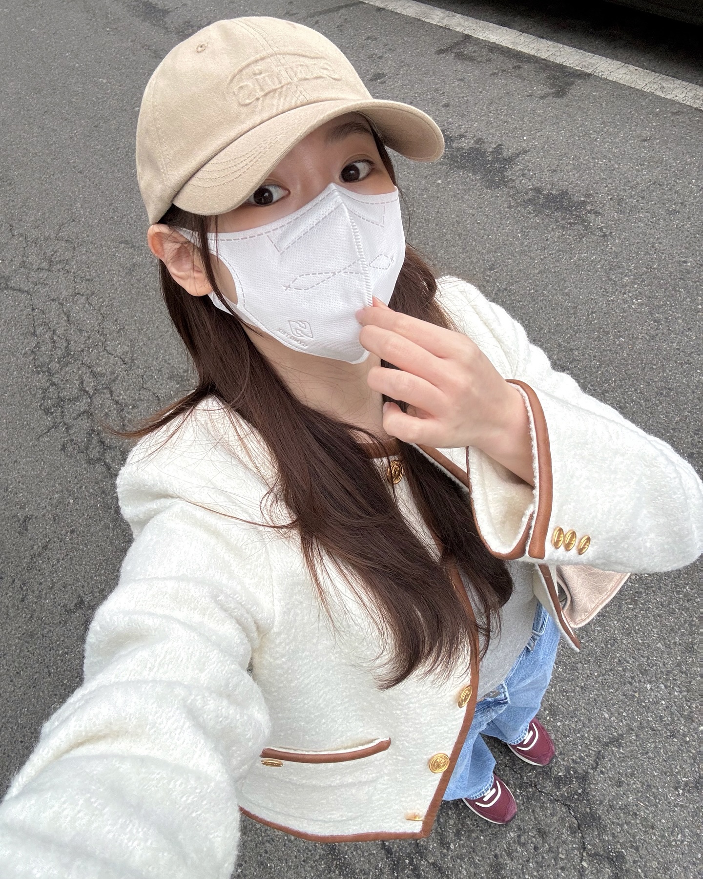 얼굴에 형광등 켜지는 이 아우터🤍
올봄엔 화사한 화이트 트위드 자켓으로✨ 이미지4
